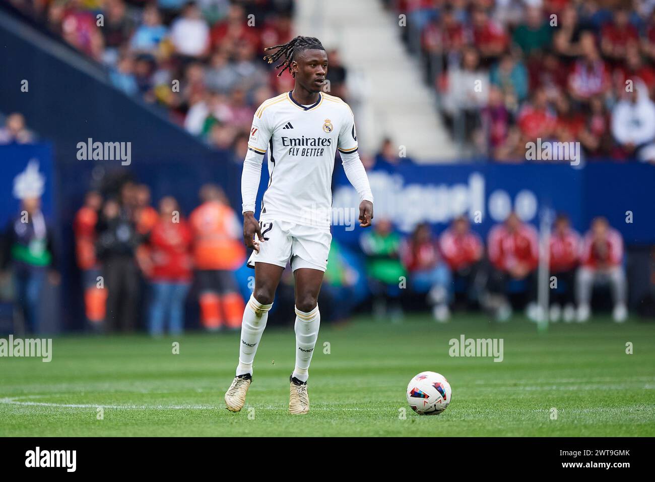 Eduardo Camavinga von Real Madrid CF mit dem Ball beim LaLiga EA Sports Spiel zwischen CA Osasuna und Real Madrid CF am 16. März 2024 im El Sadar Stadium in Pamplona, Spanien. Quelle: Cesar Ortiz Gonzalez/Alamy Live News Stockfoto