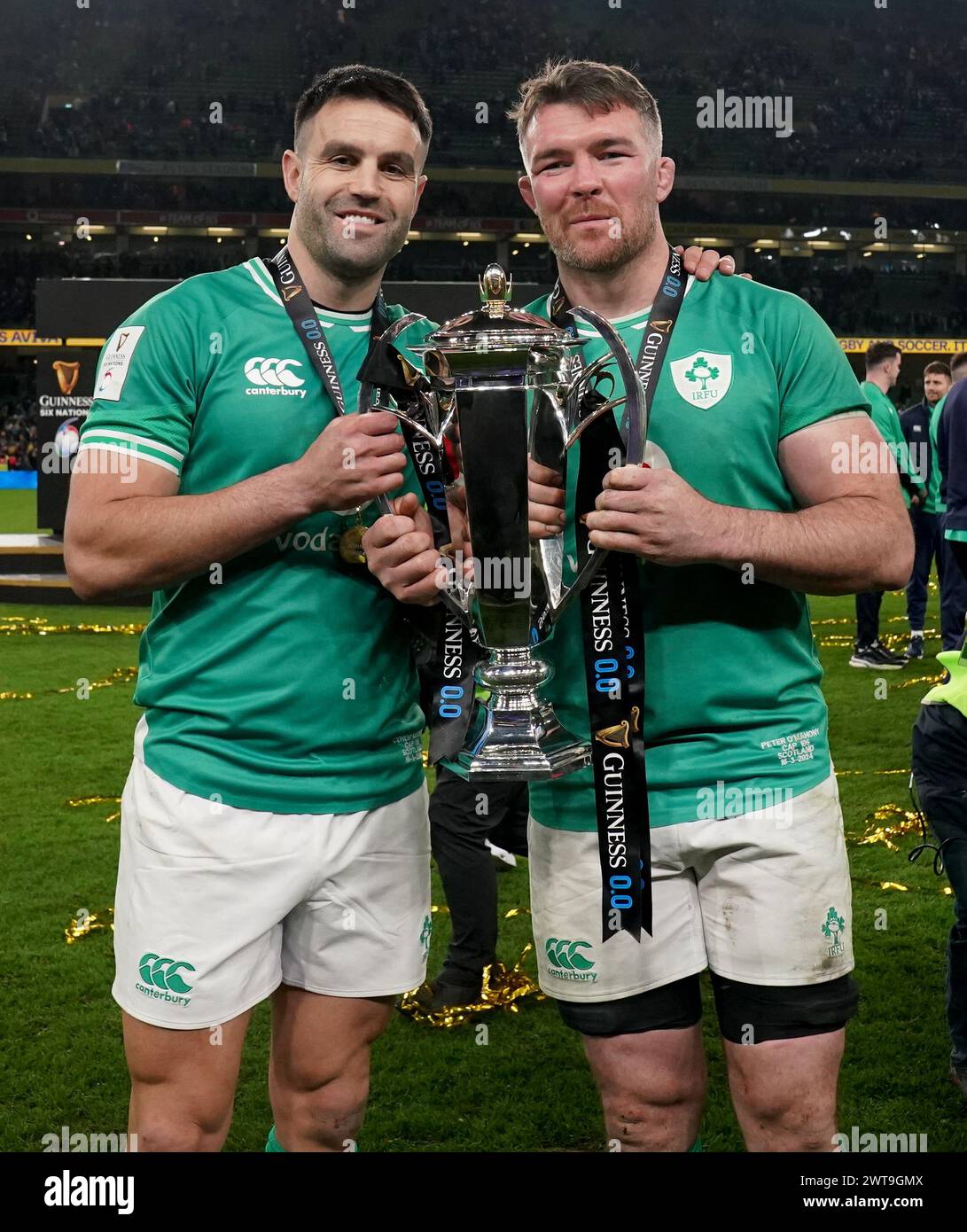 Der irische Conor Murray (links) und Peter O’Mahony mit der Trophäe ...