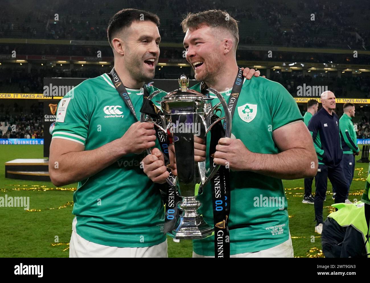 Der irische Conor Murray (links) und Peter O’Mahony mit der Trophäe ... Der irische Conor Murray (links) und Peter O’Mahony mit der Trophäe ...