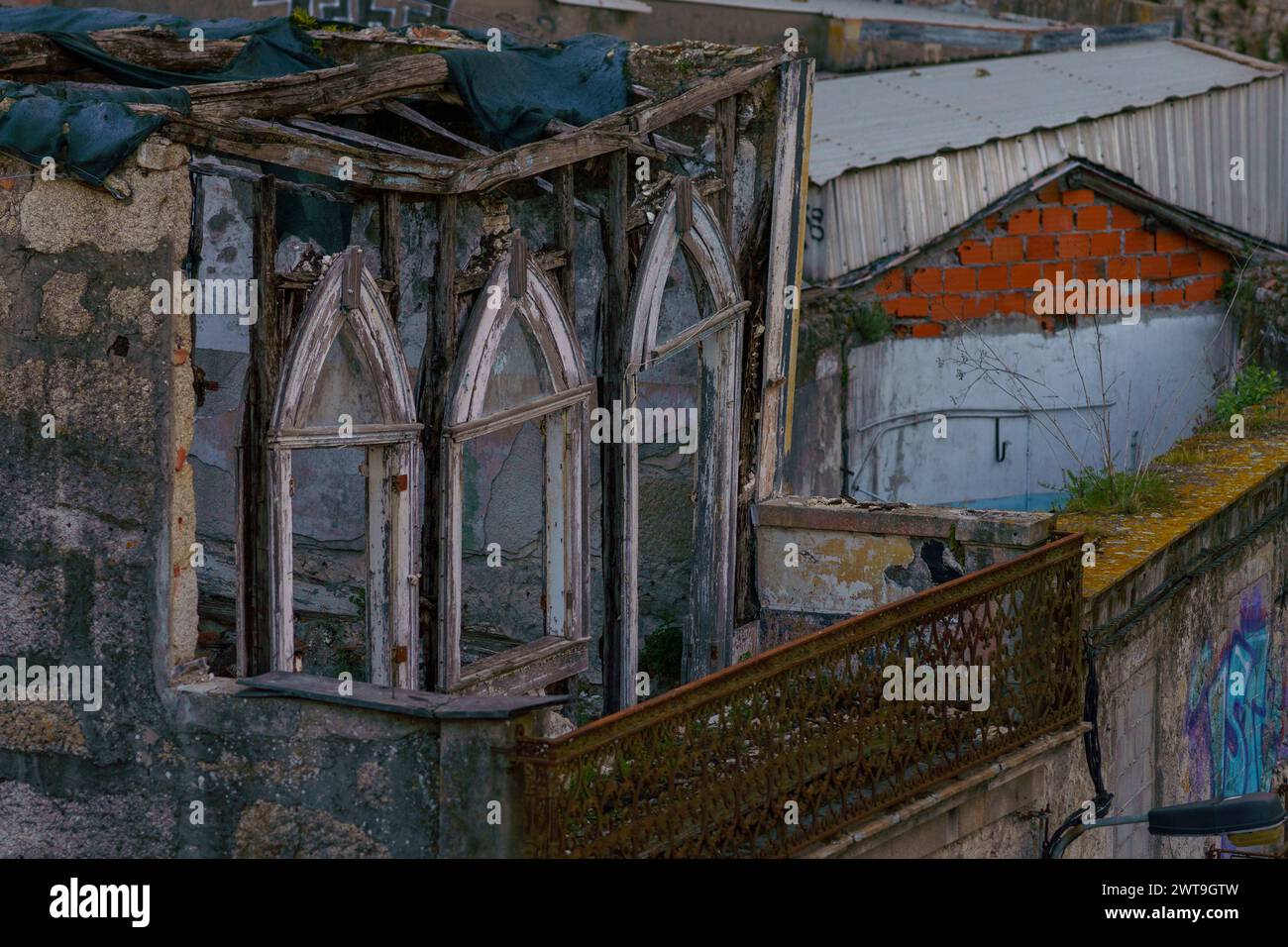 Verlassener Balkon in der wunderschönen und farbenfrohen Stadt Porto, Portugal Stockfoto