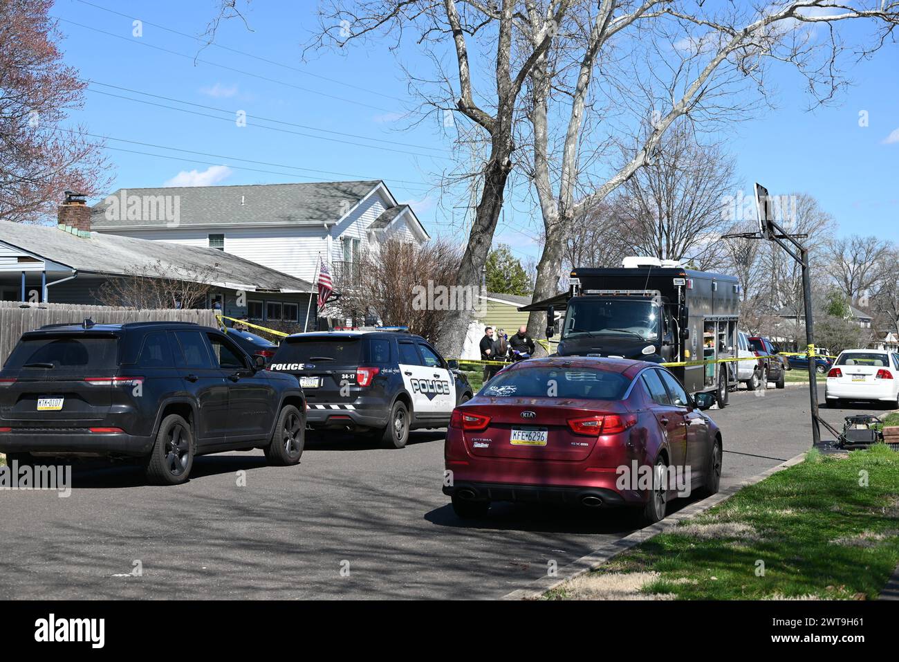 Fälle Township, Pennsylvania, USA. März 2024. (NEU) Ermittler arbeiten in einem Haus in der Edgewood Lane in Falls Township, Pennsylvania in Levittown, Pennsylvania, wo mehrere Menschen nach einer aktiven Schießerei in Falls Township, Pennsylvania, tot sind. 16. März 2024, Falls Township, Pennsylvania, USA: Mehrere Menschen wurden von einem bewaffneten Mann in Falls Township, Pennsylvania, in Levittown, Pennsylvania getötet. (Kreditbild: © Kyle Mazza/TheNEWS2 via ZUMA Press Wire) NUR REDAKTIONELLE VERWENDUNG! Nicht für kommerzielle ZWECKE! Stockfoto