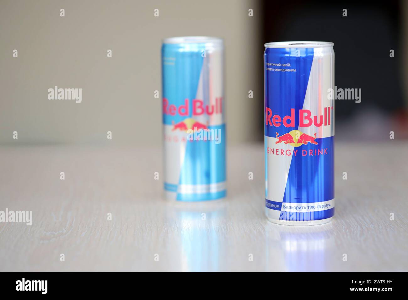 TERNOPIL, UKRAINE - 7. JULI 2023 Red Bull ENERGY Drink Aluminiumdose mit originellem Design Nahaufnahme Stockfoto
