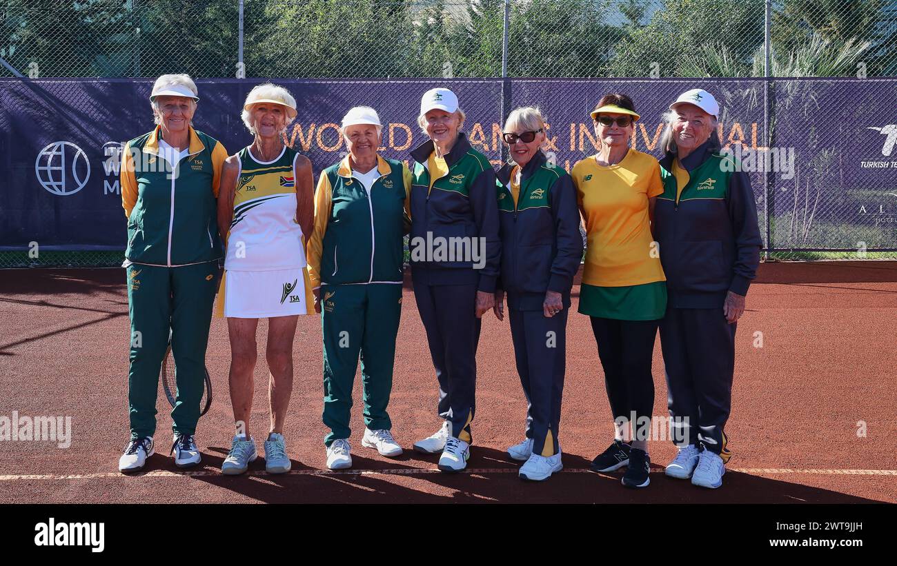 Manavgat, Antalya, Türkei. März 2024. U. a. Elmarie Lategan (RSA) Captain, Barbara Rose-Innes (RSA), Cato Liversage (RSA), Judy Hancy (aus) Captain, Kim Blackburne (aus), Bobbie Edwards (aus), Mary King (aus) während der Weltmeisterschaften 2024 im Team und Einzelpersonen 65-85 (Kreditbild: © Mathias Schulz/ZUMA Press Wire) NUR REDAKTIONELLE VERWENDUNG! Nicht für kommerzielle ZWECKE! Stockfoto