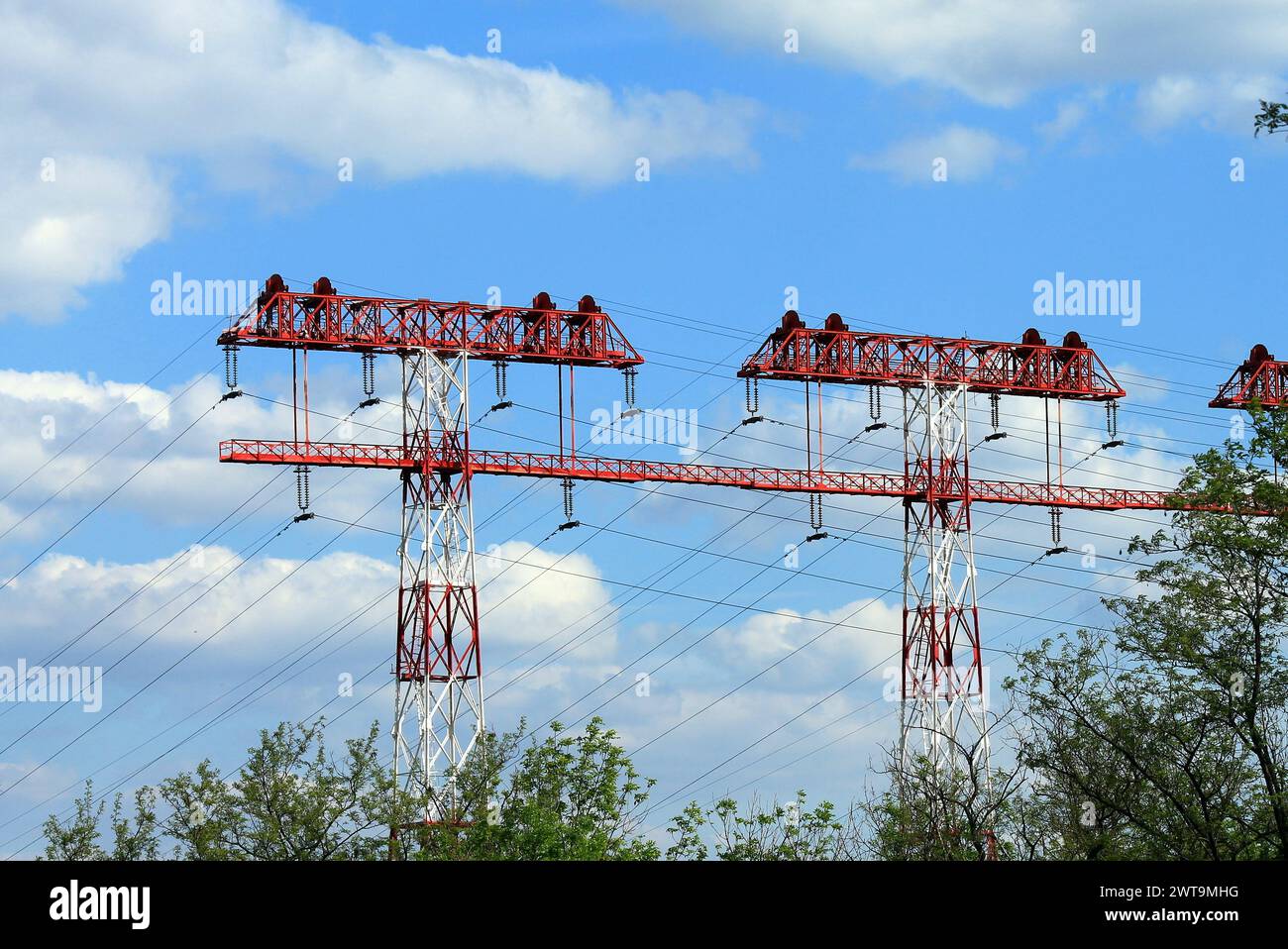 Industrielandschaft. Hochspannungsleitung Mast. Stahlpylon. Energieturm, Energiesysteme, Zaporischschschje, Zaporoschje, Ukraine. Stockfoto