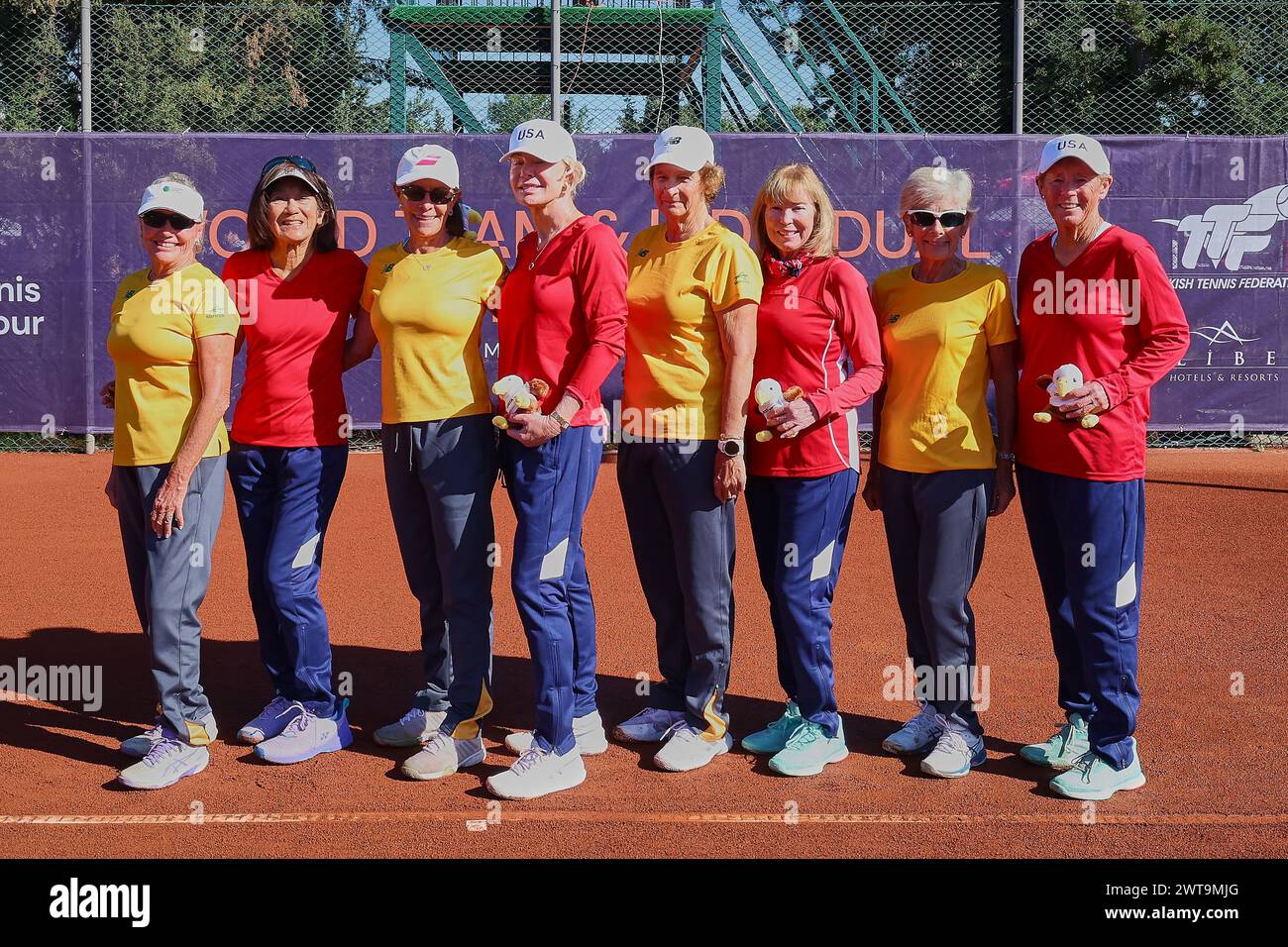 Manavgat, Antalya, Türkei. März 2024. Sally Van Rensburg (aus), Adrienne Avis (aus) Captain, Helen Worland (aus), Susanne Lynette Walter (aus), Una Davis (USA), Tina Karwasky (USA) Captain, Elizabeth Kuhle (USA), Jan Kirkland-Cochran (USA) während der Weltmeisterschaften 2024 im Team- und EINZELHANDEL 65-85 (Credit Image: © Mathias Schulz/ZUMA Press Wire) NUR REDAKTIONELLE VERWENDUNG! Nicht für kommerzielle ZWECKE! Stockfoto
