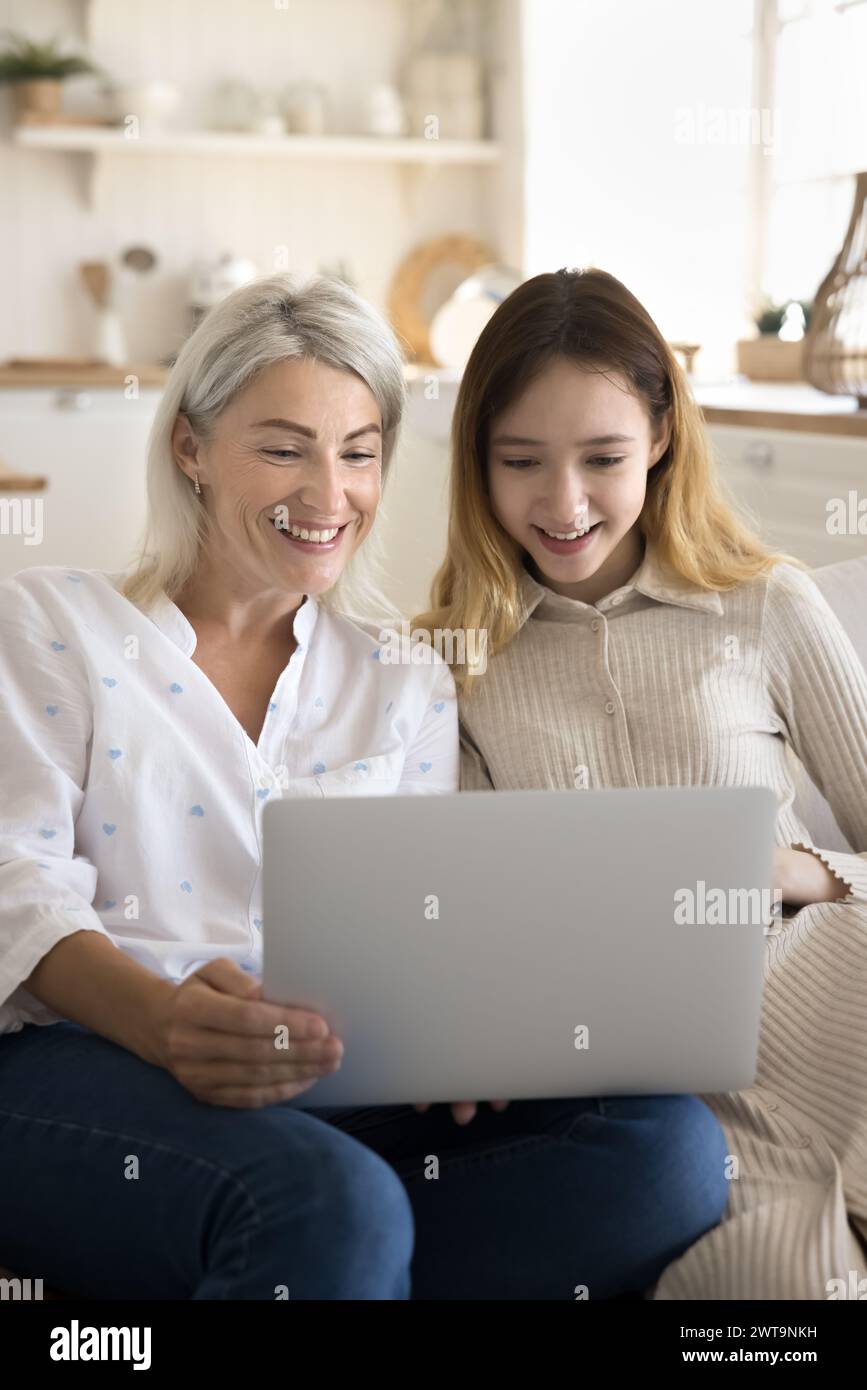 Mutter mit Teenager-Tochter schaue Filme auf dem Laptop an Stockfoto