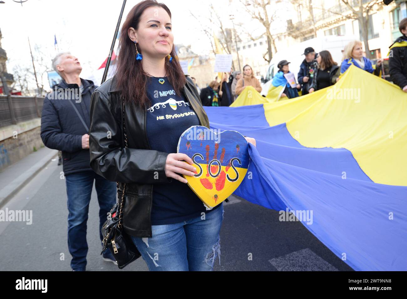 à la marche parisienne pour le 13ème anniversaire de la révolution Syrienne Stockfoto