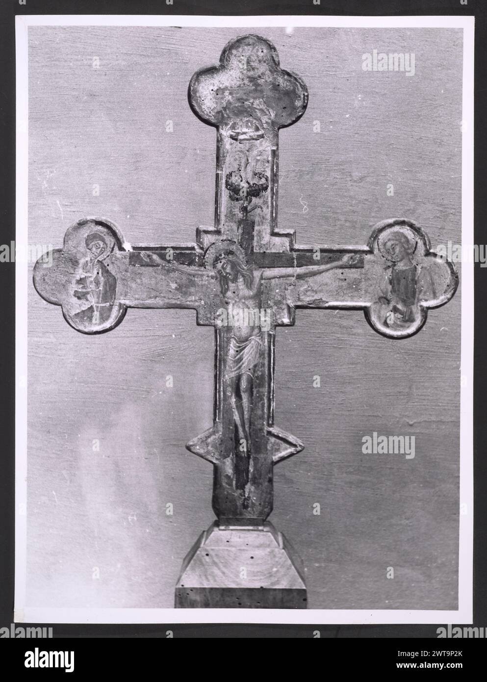 Umbria Perugia Trevi Palazzo Communale, Pinakoteca0. Hutzel, Max 1960-1990 Blick auf die Fassade des Palazzo Communale aus dem 15. Jahrhundert und die Piazza Mazzini. Blick auf die feine Sammlung umbrischer Gemälde, Skulpturen, Metallarbeiten und Deruta Maiolica in der Pinacoteca. Besonders hervorzuheben ist eine Skulpturengruppe, die ein hervorragendes Beispiel für den großen Bildhauer Cesare Aureli aus dem 19. Jahrhundert ist. Die Fotos zeigen auch die enzykolpedische Sammlung umbrischer Gemälde (14. Bis 16. Jahrhundert), die von Werken von Giovanni Spagna, Giusto di Grand und Pinturricchio hervorgehoben werden. Objektnotizen: Hutzel drehte diese Kampagne 198 Stockfoto