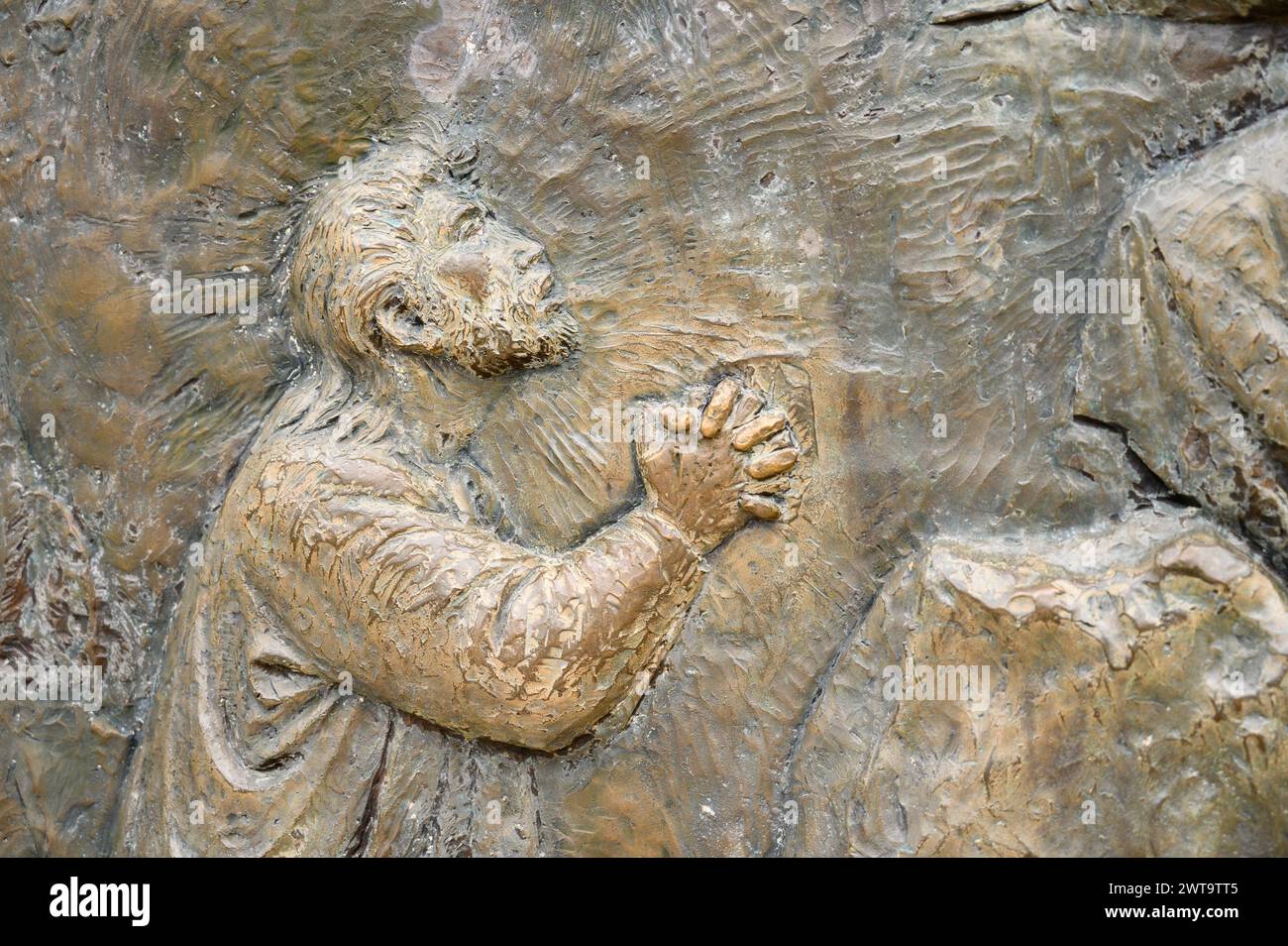 Die Qual Jesu im Garten – das erste schmerzhafte Geheimnis des Rosenkranzes. Eine Reliefskulptur auf dem Berg Podbrdo (der Hügel der Erscheinungen) in Medjugorje. Stockfoto