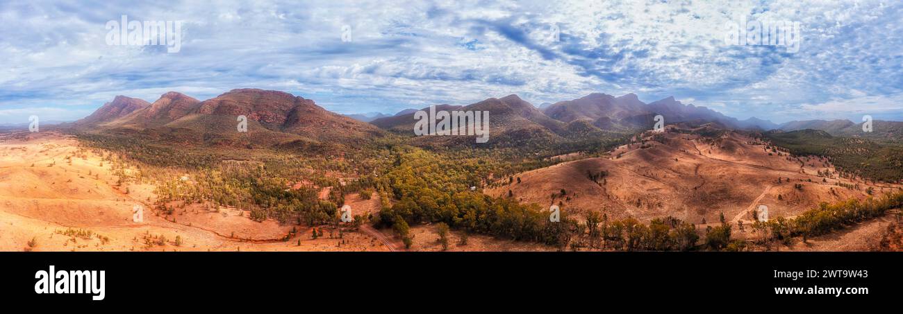 Die Lücke in der Felsformation Wilpena Pound im Wilpena Pound Resort - Luftpanorama. Stockfoto