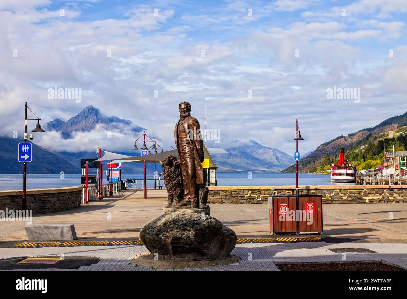 Städtische Uferpromenade von Queenstown am Lake Wakatipu in Neuseeland. Stockfoto