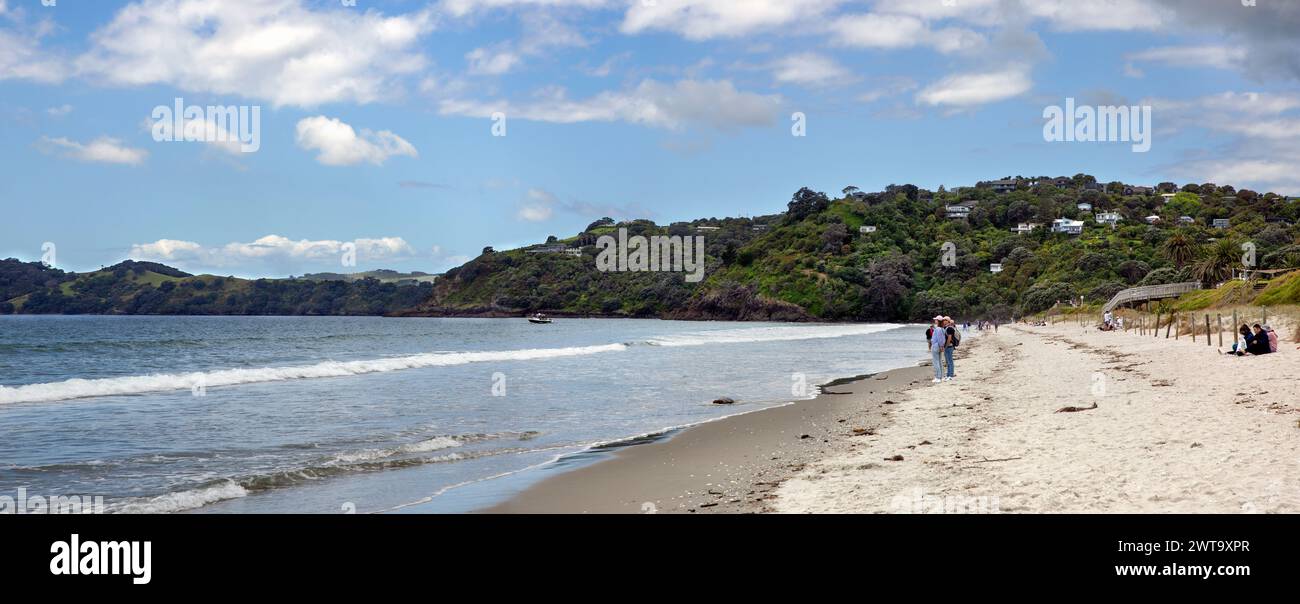 Panorama mit Touristen und Häusern am Onetangi Beach, Waiheke Island, Aotearoa / Neuseeland Stockfoto