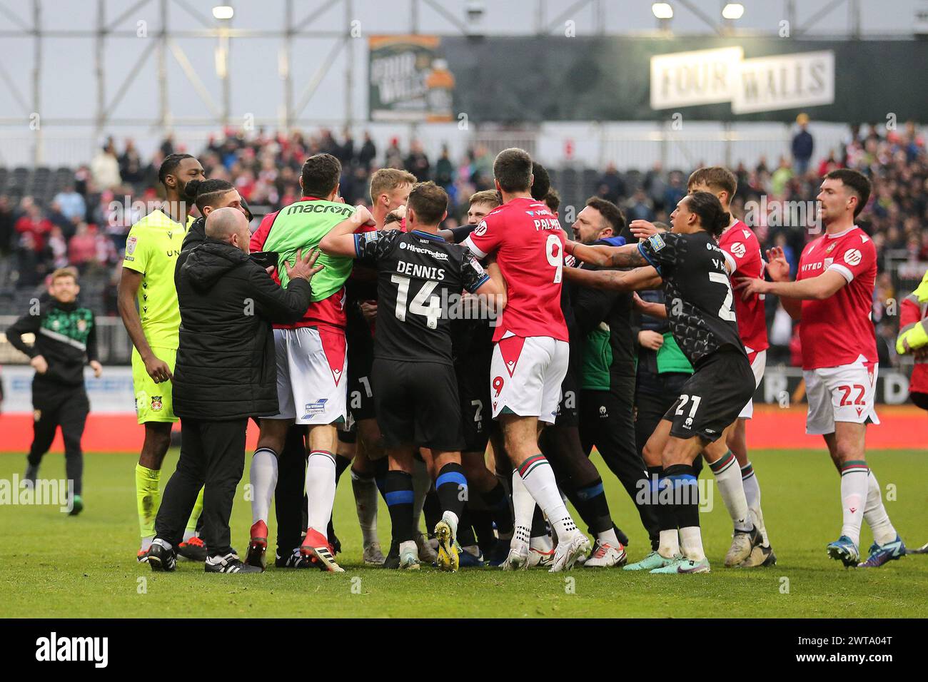 Wrexham, Großbritannien. März 2024. Die Tempers brechen auf, als nach dem letzten Pfeifen zwischen Tranmere und Wrexham-Spielern ein Gefälle ausbricht. EFL Skybet Football League Two Match, Wrexham gegen Tranmere Rovers, bei STōK CAE Ras in Wrexham, Wales am Samstag, den 16. März 2024. Dieses Bild darf nur für redaktionelle Zwecke verwendet werden. Nur redaktionelle Verwendung, .PIC von Chris Stading/ Credit: Andrew Orchard Sportfotografie/Alamy Live News Stockfoto