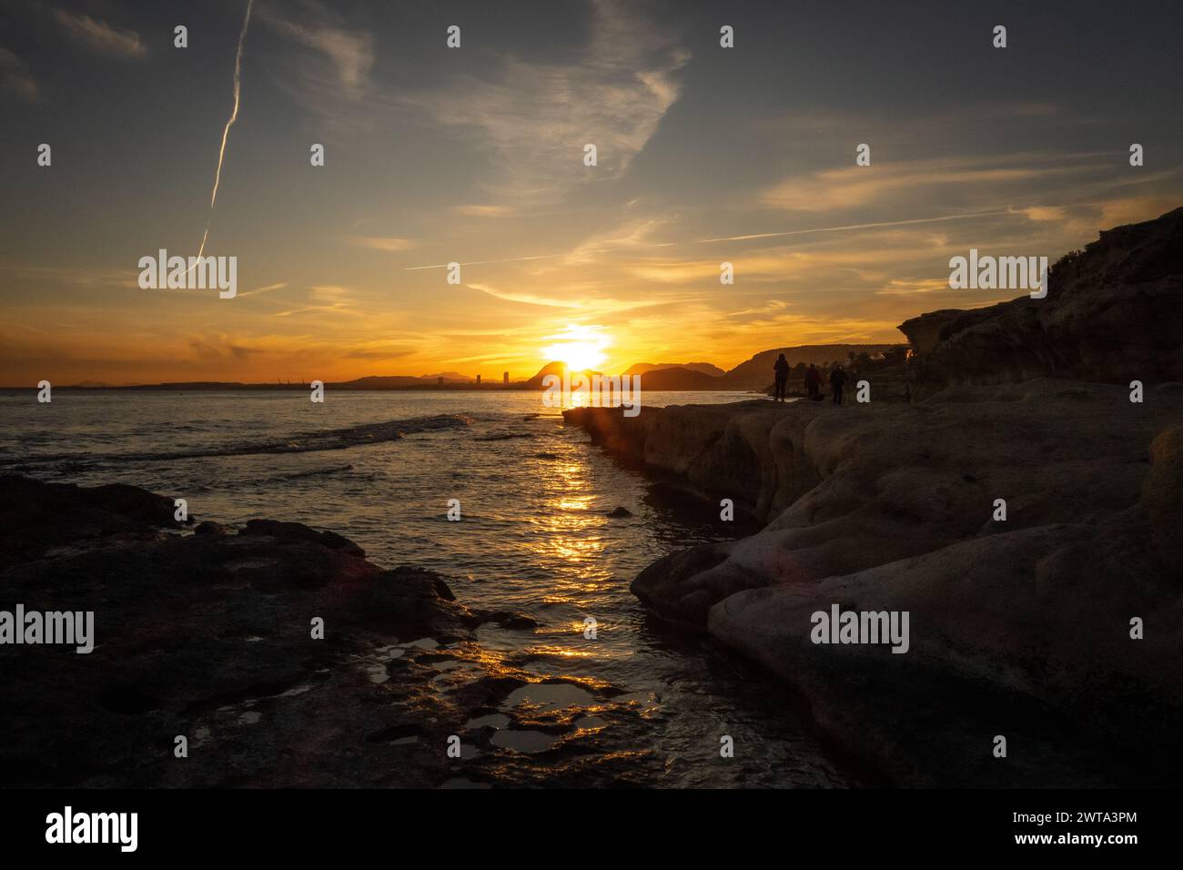 Sonnenuntergang am Almadraba Beach in Alicante. Spanien. Stockfoto
