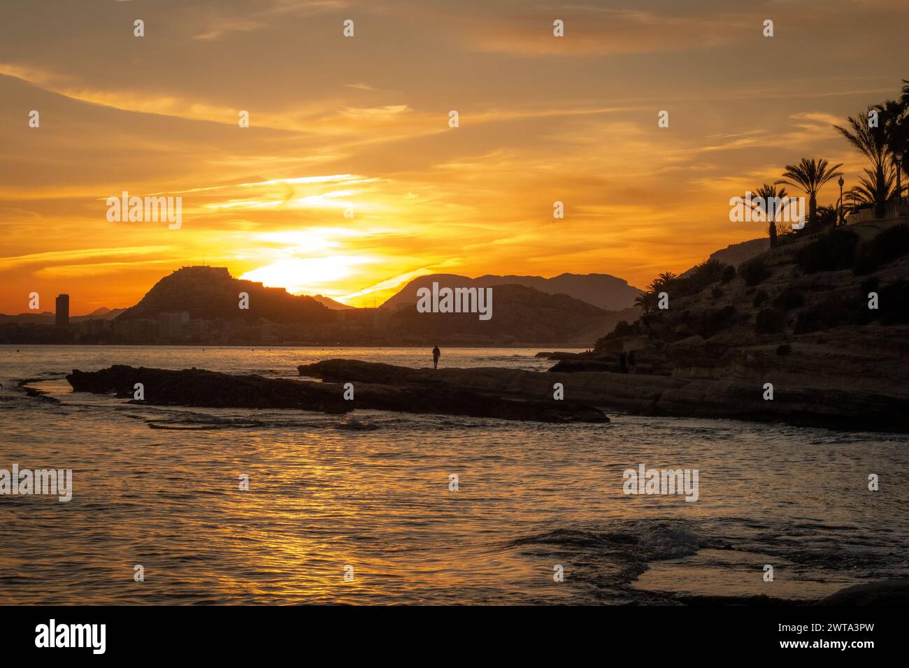 Sonnenuntergang am Almadraba Beach in Alicante. Spanien. Stockfoto