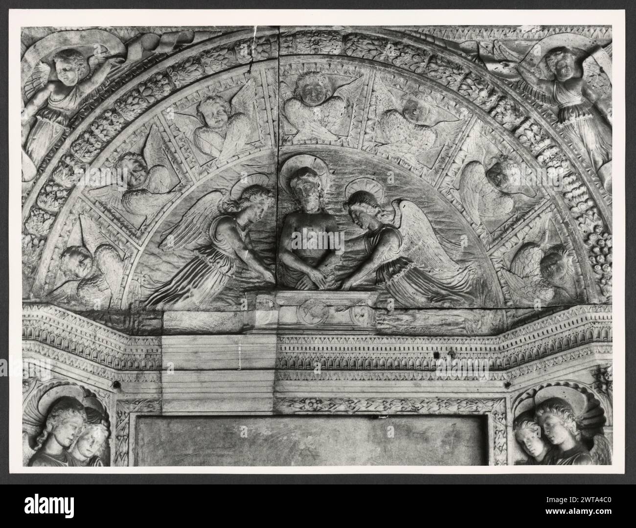 Lazio Viterbo Viterbo Museo Civico96. Hutzel, Max 1960-1990 Ansichten von Gemälden (Mittelalter bis 18. Jh.), Fresken, einem Tabernakel, Sarg, Skulpturenreliefs, Portalfragmente, Büsten, Skulpturen, Wandteppiche in der Pinacoteca, Galerie im zweiten Stock und Kreuzgang im zweiten Stock. Antiquitäten: Viele Ansichten von etruskischen und römischen Fragmenten, Skulpturen, Sarkophage, Töpferwaren, Masken, Schmuck und andere Gegenstände, die in der Lagerabfolge gefunden wurden (Inventarnummern auf der Rückseite der Drucke), sowie die Sequenzen Cloister, Second Floor Cloister, Valle Giulia, Sala Romana und Sala Etrusca. Allgemeine Hinweise: Es gibt Stockfoto