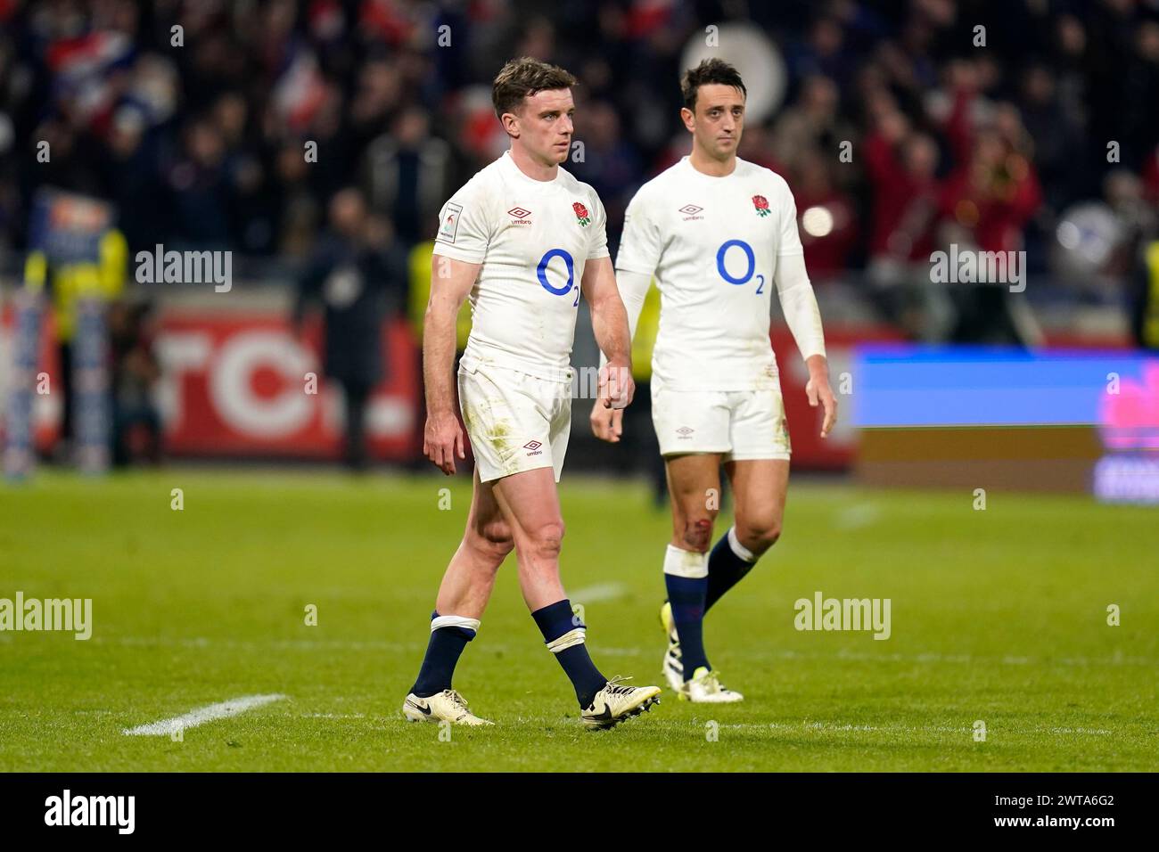 Die Engländer George Ford (links) und Alex Mitchell sehen nach dem letzten Pfiff im Guinness Six Nations-Spiel im Groupama-Stadion in Lyon, Frankreich, niedergeschlagen aus. Bilddatum: Samstag, 16. März 2024. Stockfoto