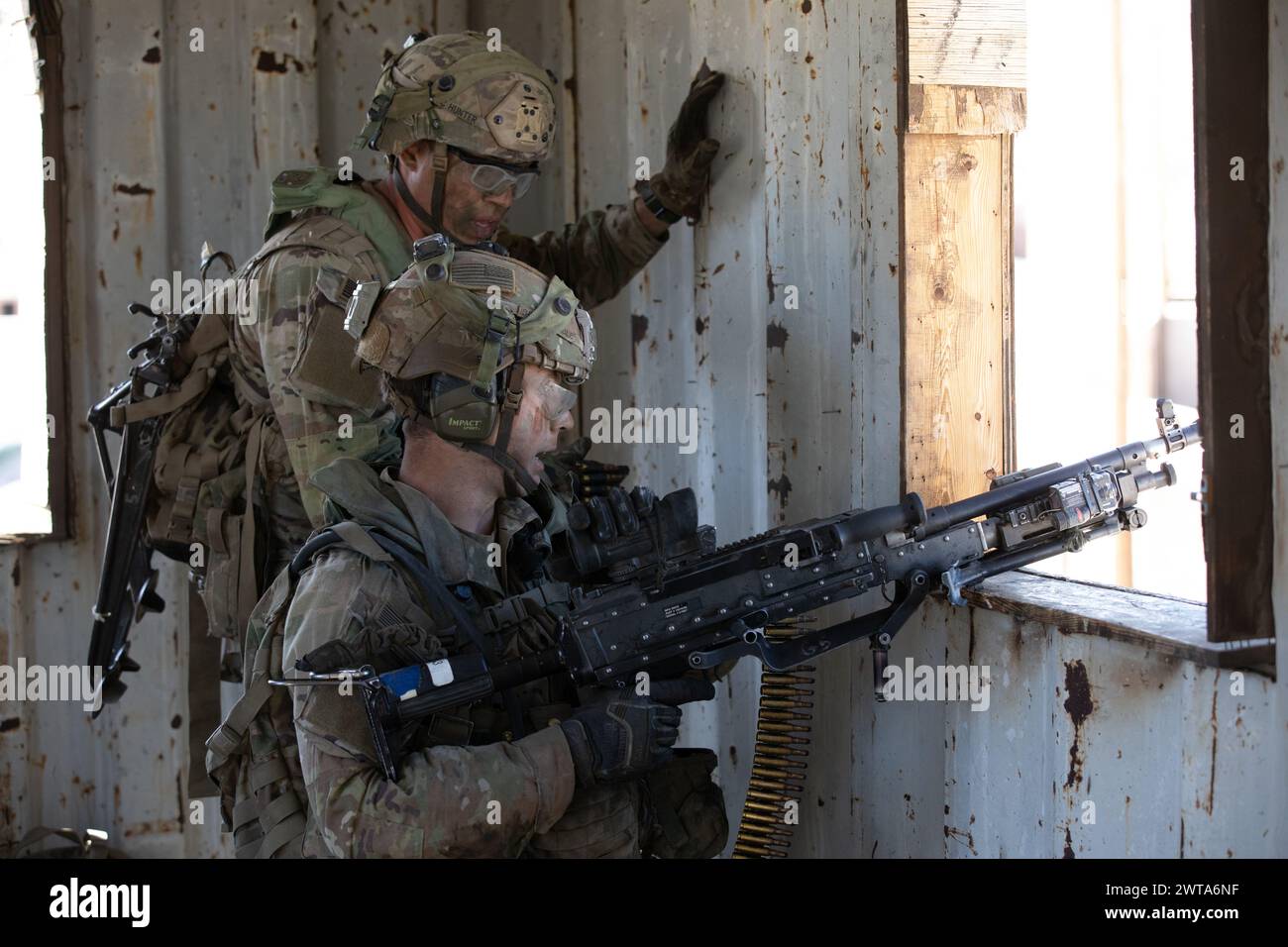 Fallschirmjäger der US Army, die dem 2. Bataillon, 508. Fallschirmjäger-Infanterieregiment, 2. Brigade Combat Team, 82. Luftlandedivision, die automatische M-249-Einheit während des Projekts Convergence – Capstone 4, Fort Irwin, Kalifornien, am 13. März 2024 nachladen. PC-C4 ist ein gemeinsames und multinationales Experiment der US-Armee, das Modernisierungsfähigkeiten und Formationen durch ständige Experimente an mehreren Ebenen für die zukünftige Betriebsumgebung integriert, das vom 24. Februar bis 20. März 2024 stattfindet. (Foto der US-Armee von PFC. Samarion Hicks) Stockfoto