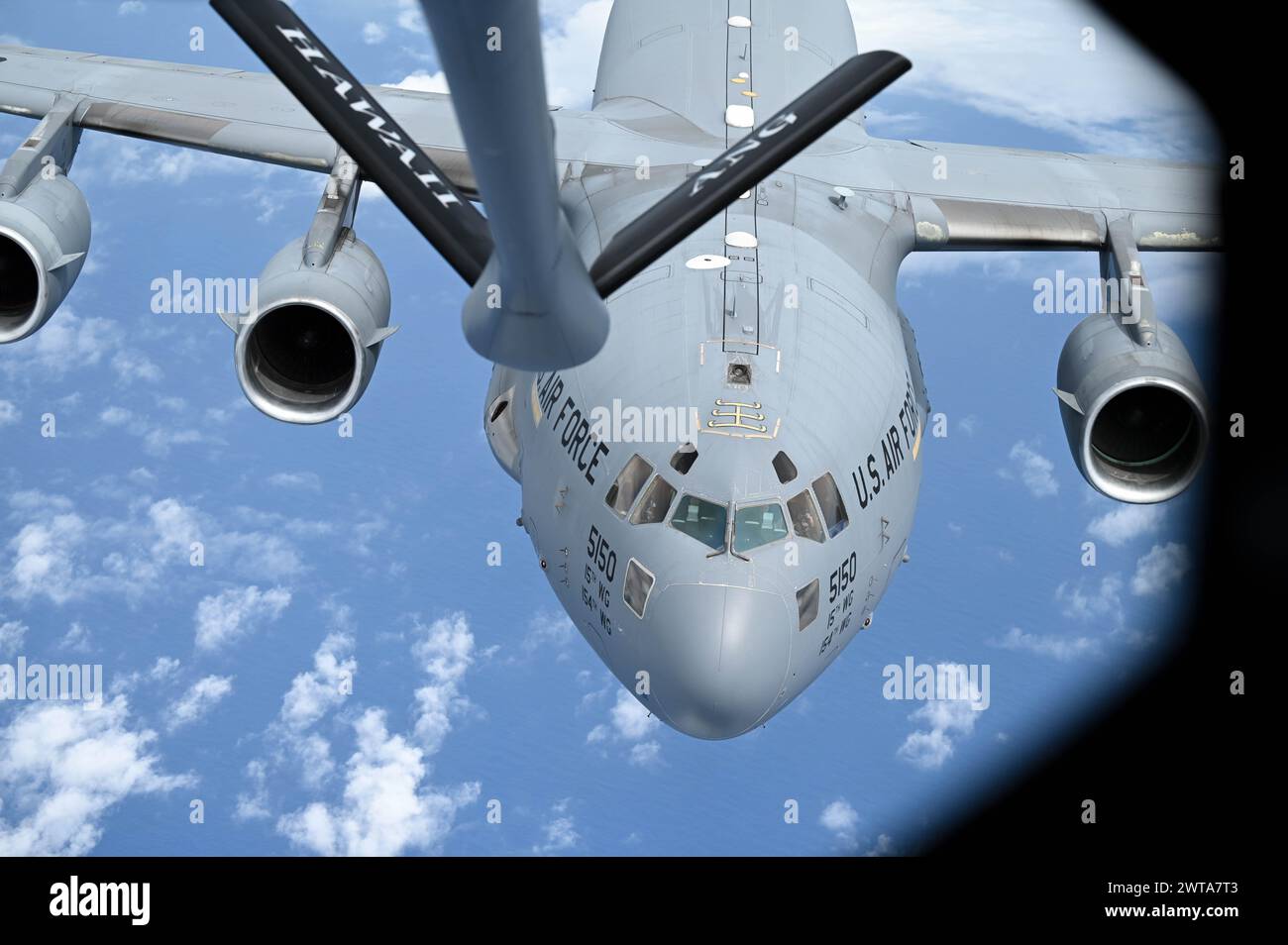 Das Team Hickam organisiert einen Incentive-Flug in einem C-17 Globemaster III für Frauen, die auf der Joint Base Pearl Harbor-Hickam, Hawaii, am 13. März 2024 arbeiten. Die 203rd Air Betankungsgeschwader arbeitete mit der 535th Airlift Squadron zusammen, um einen rein weiblichen Flug für den Women’s History Month durchzuführen. (Foto der U.S. Air Force von Senior Airman Mark Sulaica) Stockfoto