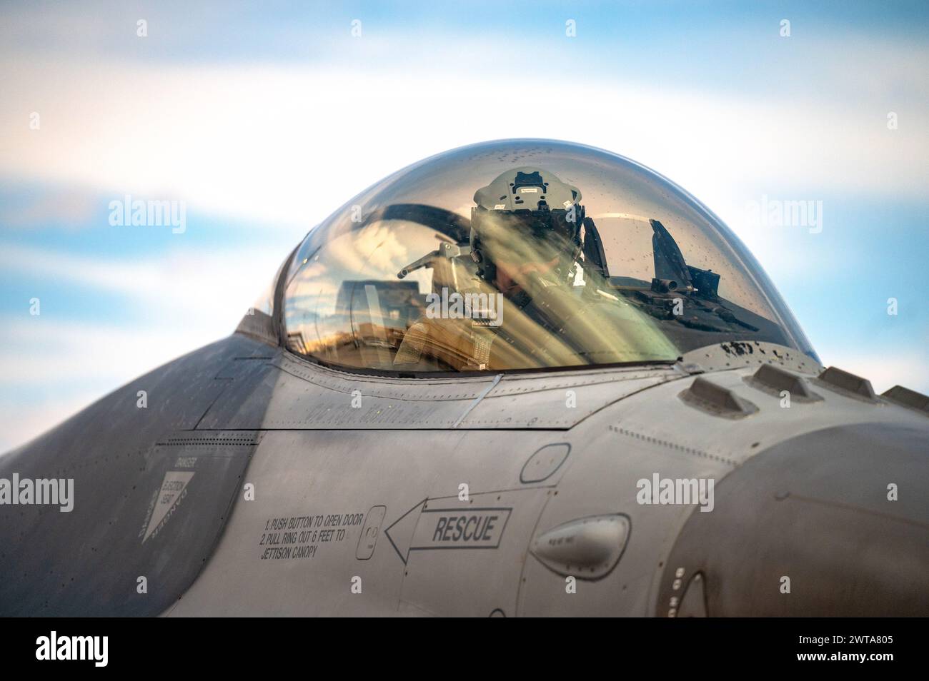 Oberst Kiwedin Cornell, stellvertretender Befehlshaber der 57th Operations Group, bereitet sich vor, am 13. März 2024 eine F-16 zur Unterstützung der Red Flag-Nellis 24-2 auf der Nellis Air Force Base in Nevada zu starten. Die Teilnehmer an Red Flag-Nellis 24-2 führen eine Vielzahl von Szenarien durch, einschließlich defensiver Gegenluft, offensive Gegenluft-Unterdrückung feindlicher Luftverteidigungen und offensive Gegenluft-Luftsperre. (Foto der U.S. Air Force von Airman 1st Class Brianna Vetro) Stockfoto