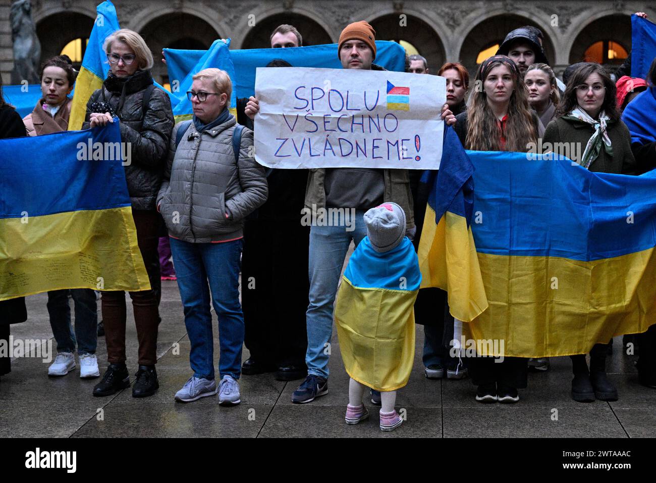 Prag, Tschechische Republik. März 2024. Dutzende von Menschen gedachten zwei Jahre nach dem russischen Angriff auf das Theater in Mariupol in der Ukraine bei einem Treffen mit dem Titel "das Mariupol-Theater - zwei Jahre später", das auf dem Vaclav-Havel-Platz in der Nähe des Nationaltheaters in Prag von der tschechisch-ukrainischen Gruppe Voice of Ukraine in Prag inszeniert wurde. Tschechische Republik, 16. März 2023. Quelle: Michal Kamaryt/CTK Photo/Alamy Live News Stockfoto