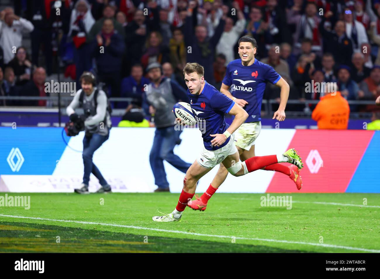 Decines Charpieu, Frankreich. März 2024. © SPORTPIXPRESS/MAXPPP - DECINES CHARPIEU 16/03/2024 RUGBY TOURNOI SIX NATIONS J5 FRANCE-ANGLETERRE Essai de Barre (leo) VI NATIONS TOURNEMENT FRANCE ENGLAND Credit: MAXPPP/Alamy Live News Stockfoto