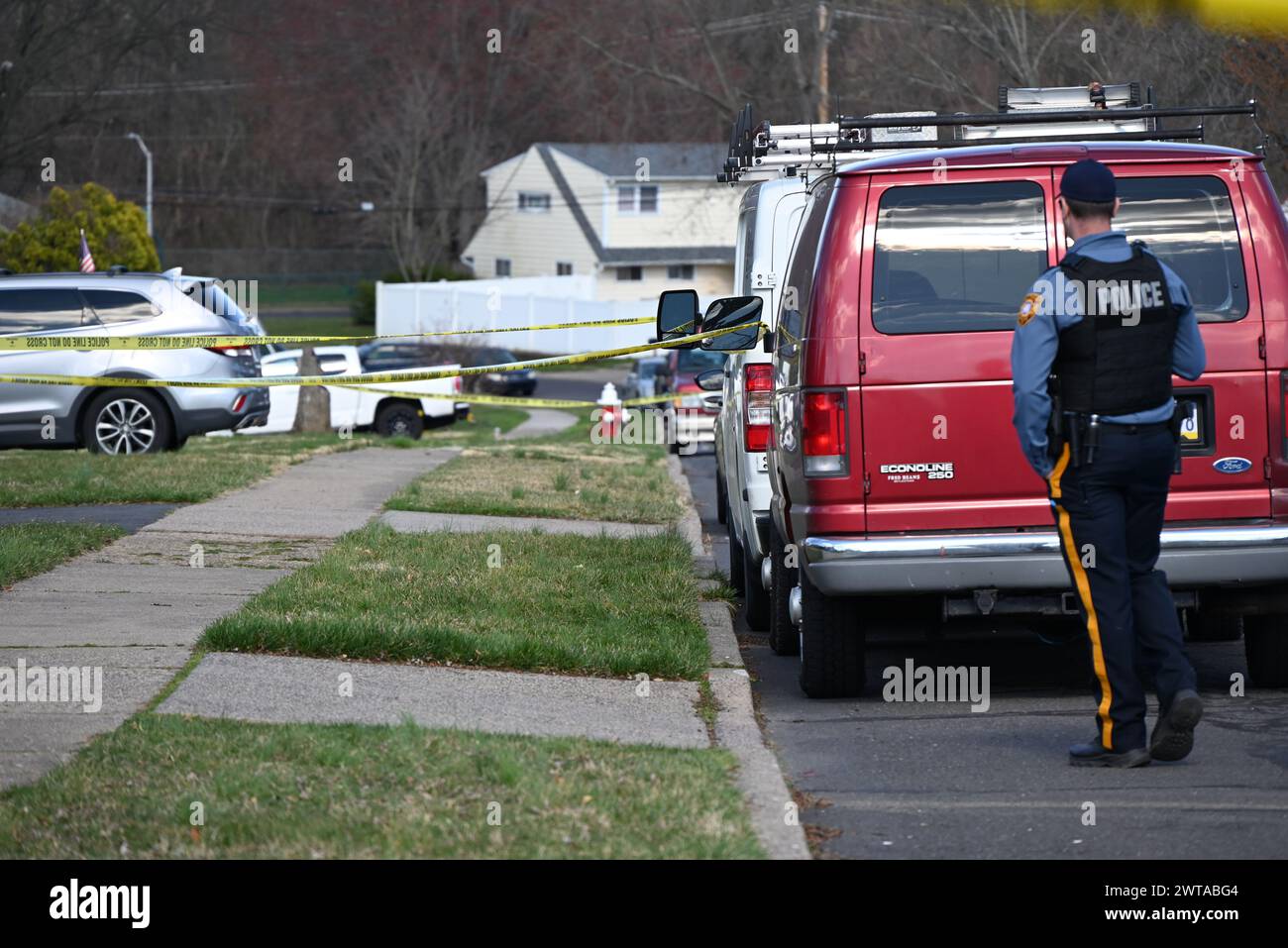 Trenton, Usa. März 2024. Die Polizei bewacht den Tatort in der Viewpoint Lane, wo Andre Gordons 52-jährige Stiefmutter Karen Gordon und die 13-jährige Schwester Kera Gordon erschossen und getötet wurden. Ein Verdächtiger tötete mehrere Menschen bei einer aktiven Schießerei in Levittown, Pennsylvania, innerhalb der Falls Township, und ist in einem Wohnhaus in Trenton verbarrikadiert. Der bewaffnete Mann, verantwortlich für mehrere Todesopfer in Levittown, Pennsylvania, ist in einer Auseinandersetzung mit der Polizei, während er Geiseln in Trenton, New Jersey festnimmt. Quelle: SOPA Images Limited/Alamy Live News Stockfoto