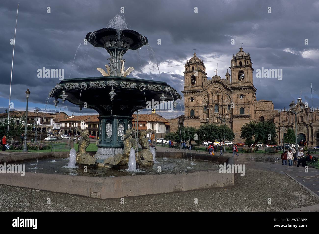 Cuzco, Peru. Plaza de Armas, Brunnen, Kirche, La Compania. Stockfoto