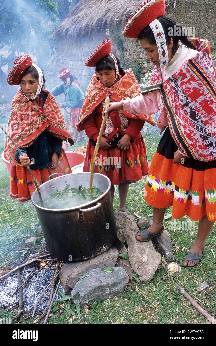 Willoq, Urubamba Valley, Peru. Quechua-Frauen, die Farben für Stoffe herstellen. Stockfoto