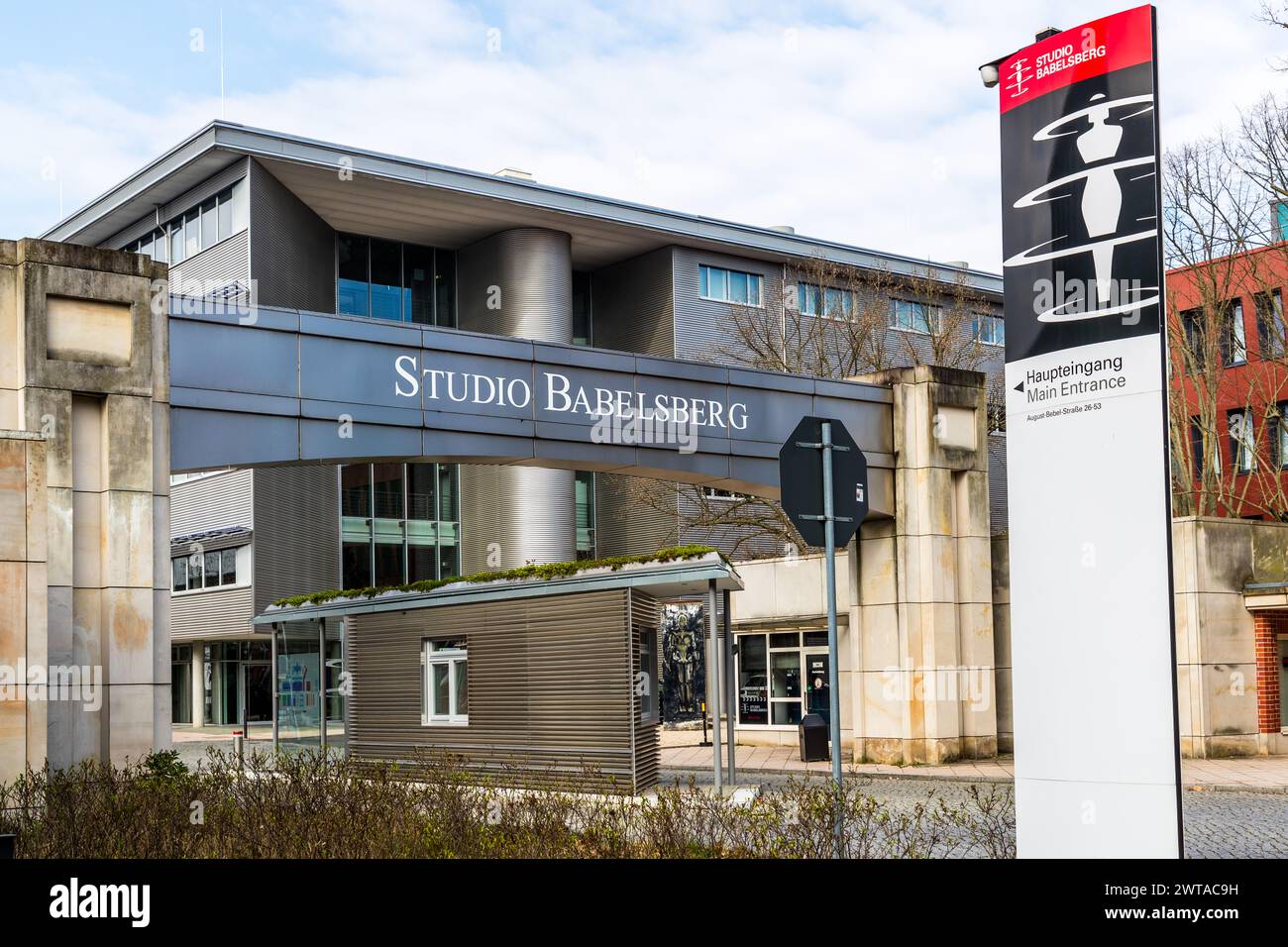 Haupteingang zum Studio Babelsberg. Das Logo zeigt die berühmte Maria-Figur aus dem Film Metropolis von Fritz lang. Eingang und Zufahrt zum Studio Babelsberg Produktionsstandort, August-Bebel-Straße, Potsdam, Brandenburg, Deutschland Stockfoto Haupteingang zum Studio Babelsberg. Das Logo zeigt die berühmte Maria-Figur aus dem Film Metropolis von Fritz lang. Eingang und Zufahrt zum Studio Babelsberg Produktionsstandort, August-Bebel-Straße, Potsdam, Brandenburg, Deutschland Stockfoto