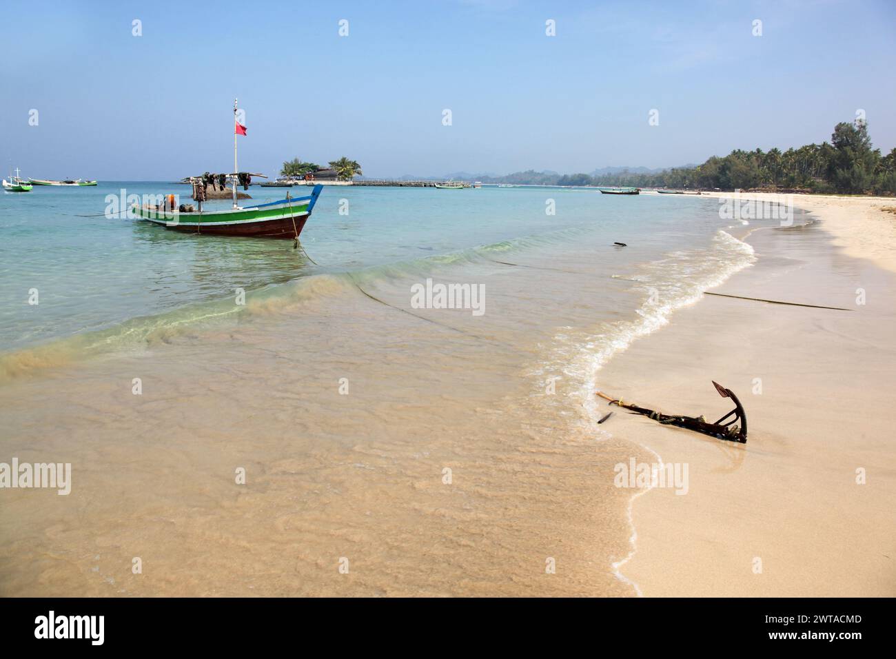 Ngapali Strand Myanmar zeigt lokale Fischerboote. Dieser Strandbereich ist Myanmar (Burma) beliebtester Strandresort-Bereich. Stockfoto