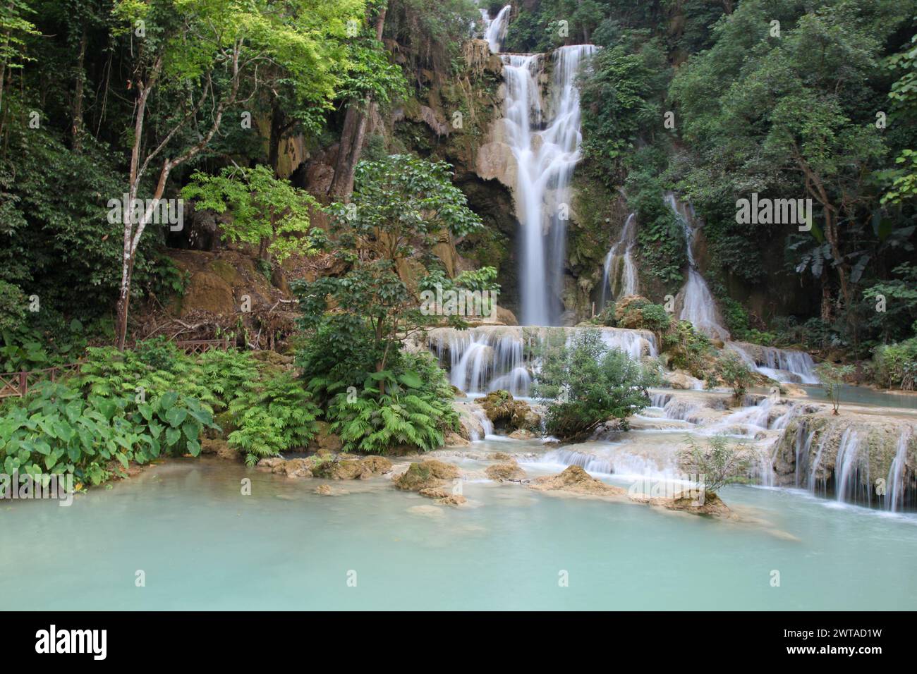 Ein Wasserfall an den Kuang Si Falls außerhalb von Luang Prabang. Diese Wasserfälle und Kaskaden sind ein beliebter Ort für Touristen und Einheimische, um Coo zu besuchen Stockfoto