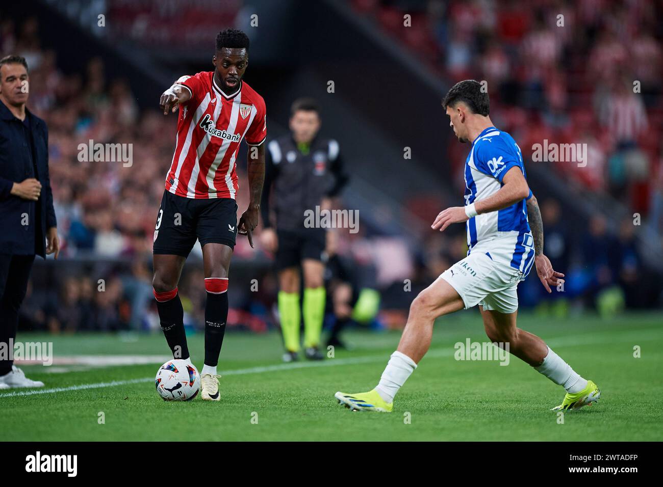 Inaki Williams vom Athletic Club mit dem Ball beim LaLiga EA Sports Match zwischen Athletic Club und Deportivo Alaves im San Mames Stadium am 16. März 2024 in Bilbao, Spanien. Quelle: Cesar Ortiz Gonzalez/Alamy Live News Stockfoto