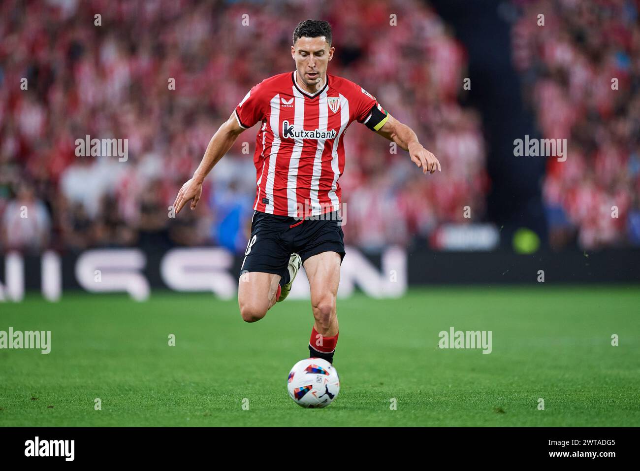 Oscar de Marcos vom Athletic Club mit dem Ball beim LaLiga EA Sports Match zwischen Athletic Club und Deportivo Alaves im San Mames Stadium am 16. März 2024 in Bilbao, Spanien. Quelle: Cesar Ortiz Gonzalez/Alamy Live News Stockfoto