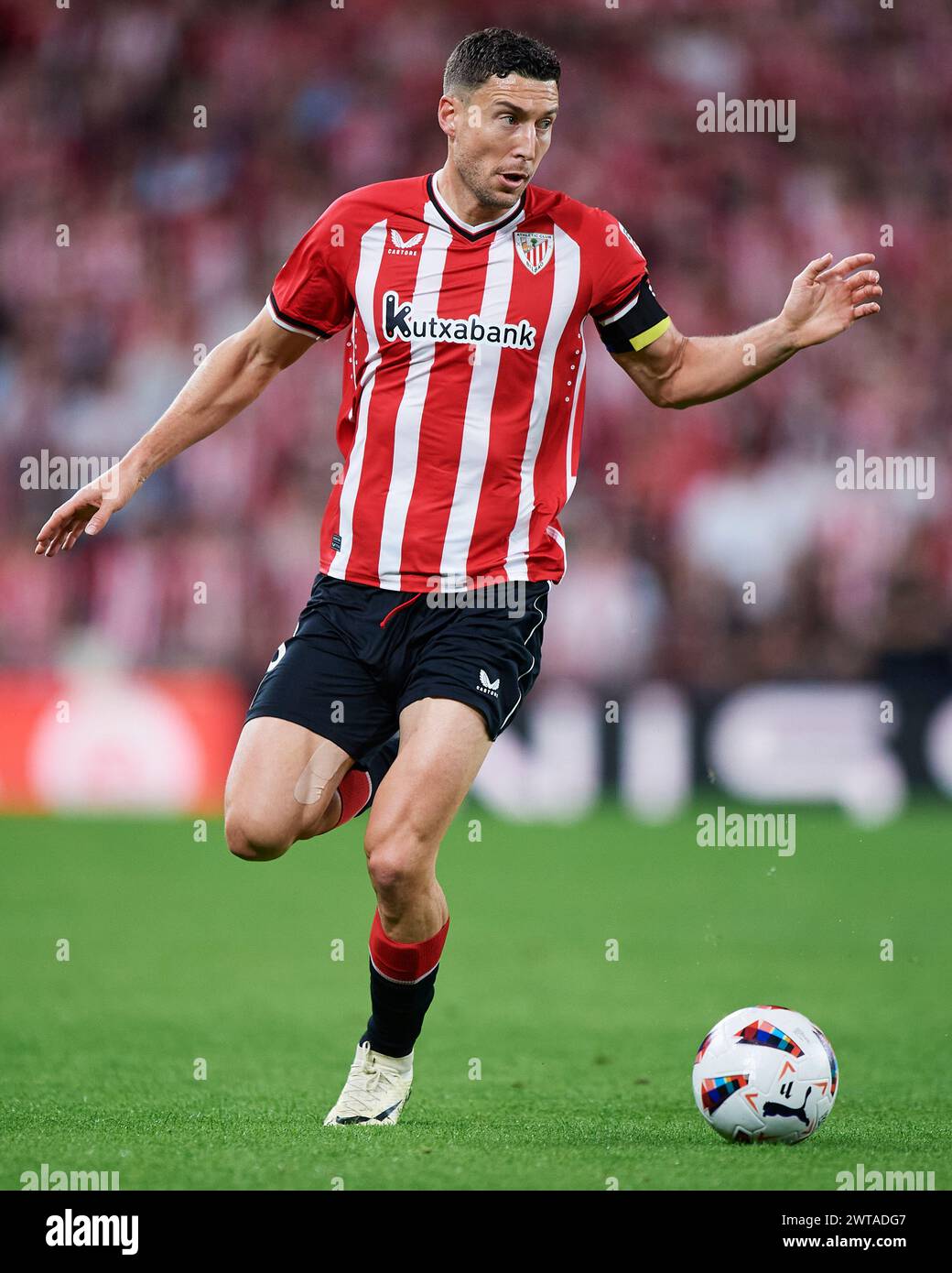 Oscar de Marcos vom Athletic Club mit dem Ball beim LaLiga EA Sports Match zwischen Athletic Club und Deportivo Alaves im San Mames Stadium am 16. März 2024 in Bilbao, Spanien. Quelle: Cesar Ortiz Gonzalez/Alamy Live News Stockfoto