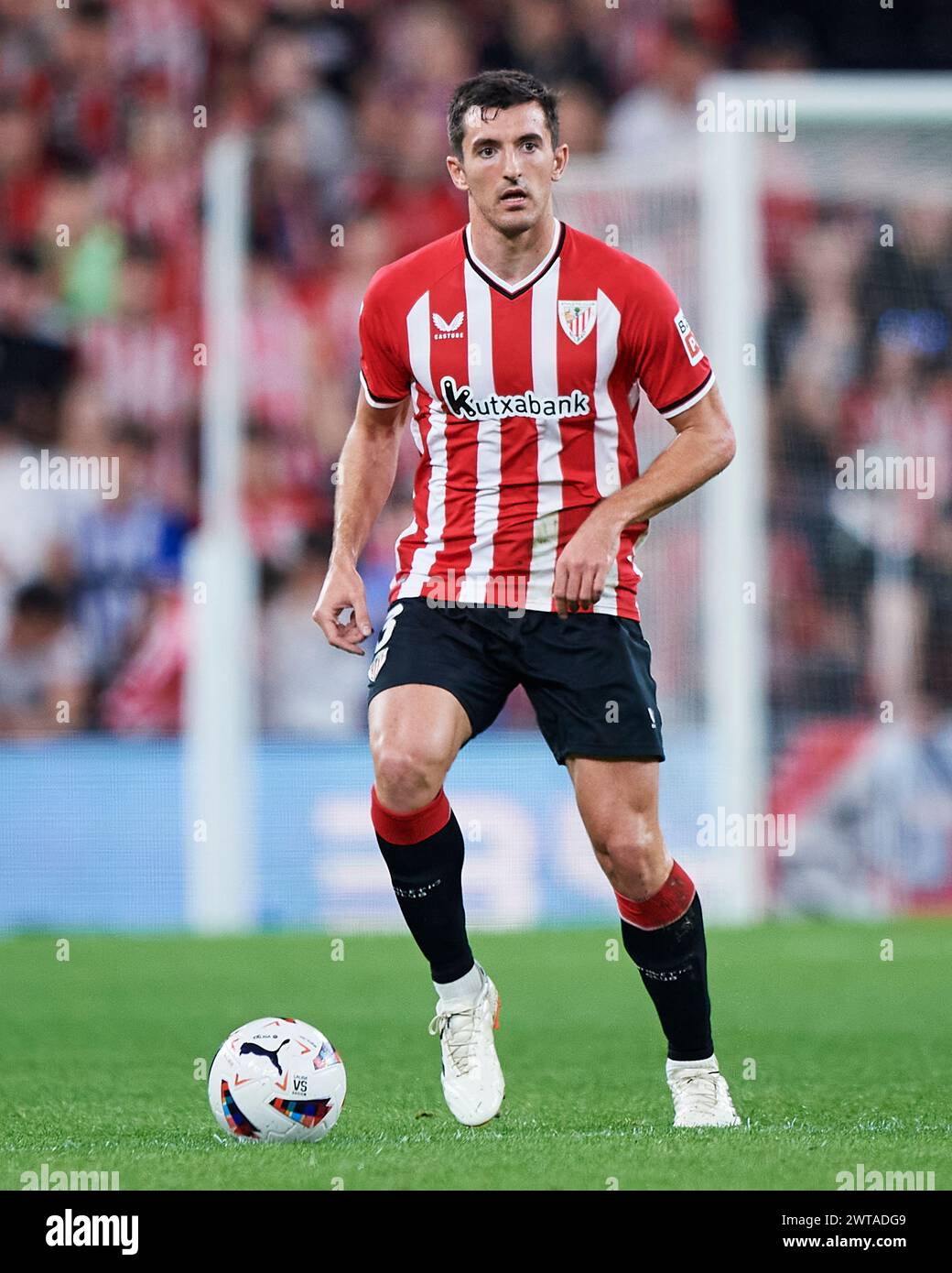 Dani Vivian vom Athletic Club mit dem Ball beim LaLiga EA Sports Match zwischen Athletic Club und Deportivo Alaves im San Mames Stadium am 16. März 2024 in Bilbao, Spanien. Quelle: Cesar Ortiz Gonzalez/Alamy Live News Stockfoto