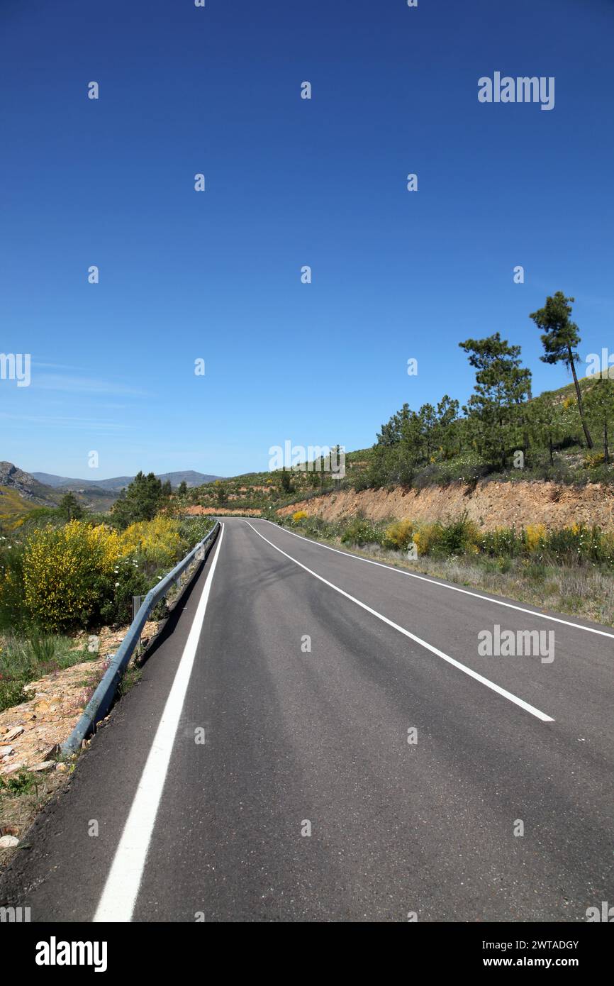 Blick auf die offene Straße im ländlichen Spanien bei Guadalupe. Stockfoto