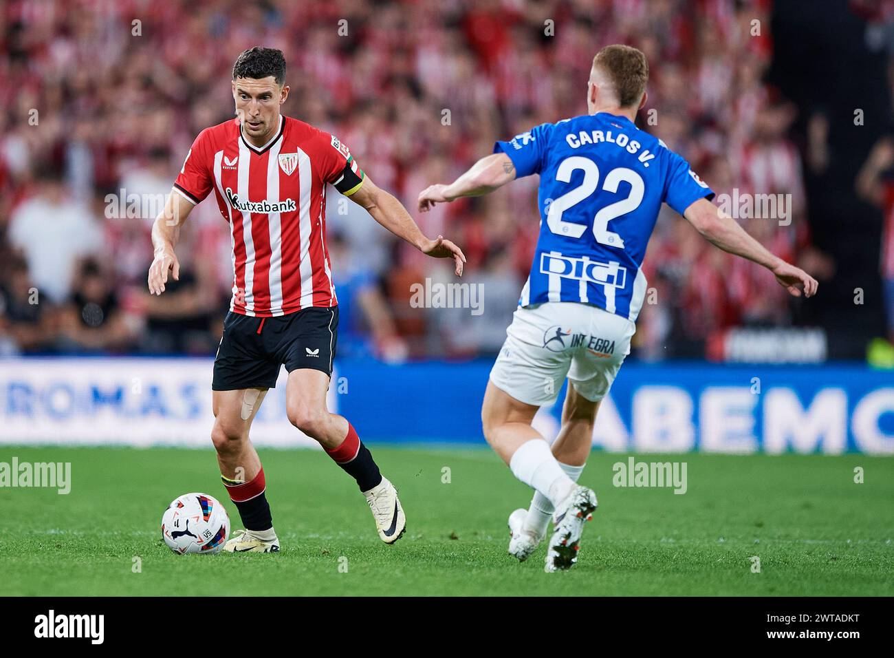 Oscar de Marcos vom Athletic Club tritt am 16. März 2024 im San Mames Stadion in Bilbao, Spanien um den Ball an. Quelle: Cesar Ortiz Gonzalez/Alamy Live News Stockfoto