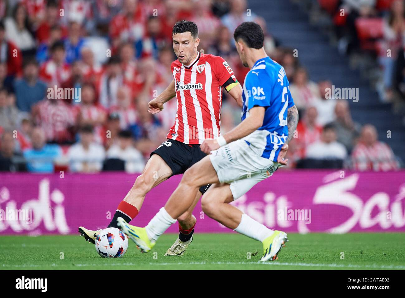 Oscar de Marcos vom Athletic Club mit dem Ball beim LaLiga EA Sports Match zwischen Athletic Club und Deportivo Alaves im San Mames Stadium am 16. März 2024 in Bilbao, Spanien. Quelle: Cesar Ortiz Gonzalez/Alamy Live News Stockfoto
