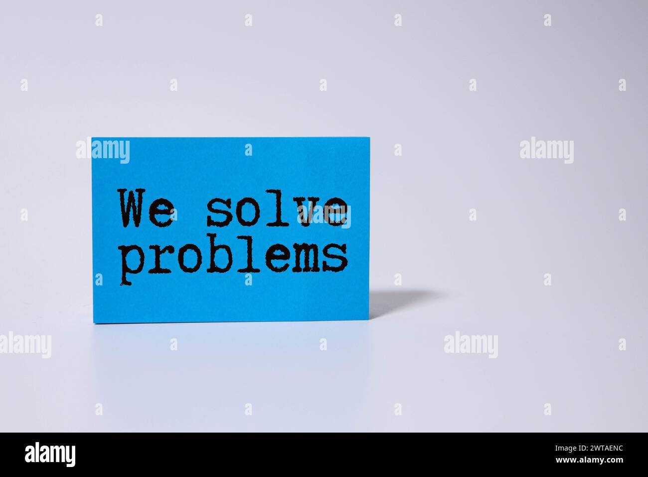 Geschäftsmann, der auf den Text zeigt: Problem gelöst Stockfoto