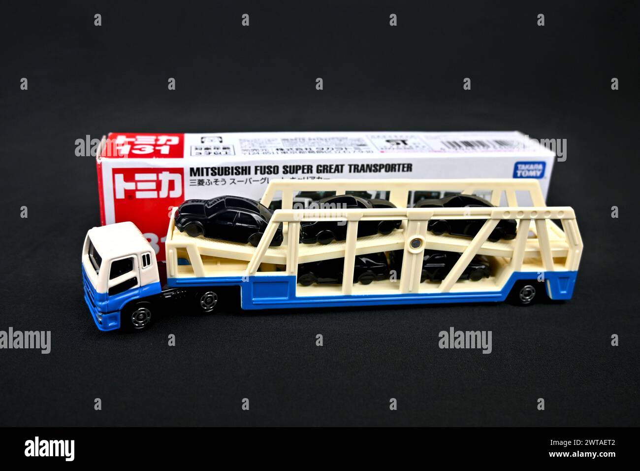 Takara Tomy Tomica Mitsubishi Fuso Super Great Transporter Druckguss-Auto - Wales, Großbritannien - 12. März 2024 Stockfoto