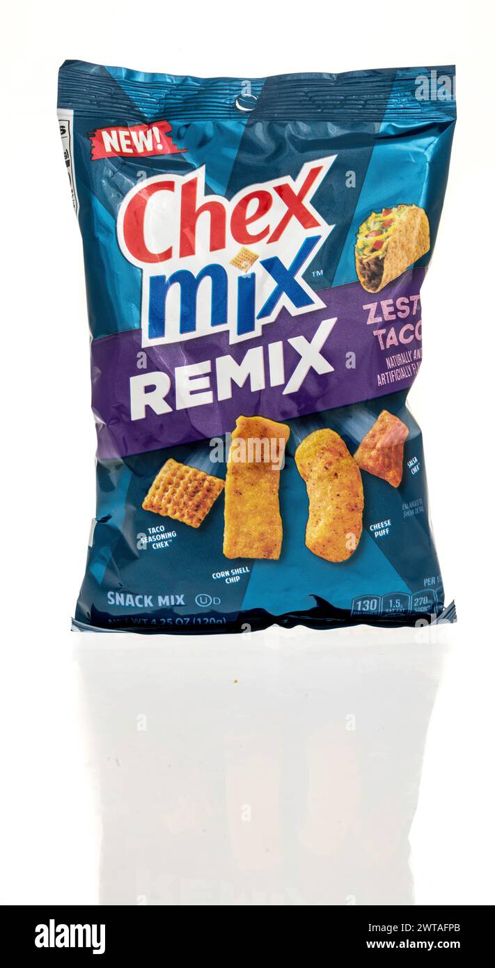 Winneconne, WI - 9. März 2024: Ein Paket von Chex Mix Remix Zesty Taco auf einem isolierten Hintergrund. Stockfoto