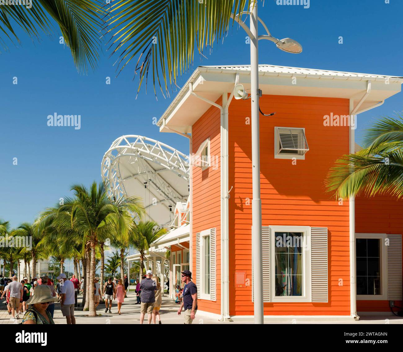 NASSAU, BAHAMAS - 31. Januar 2024: Mit einer Bevölkerung von 260.000, umfasst Nassau 80 Prozent der Bevölkerung der Bahamas, mit dem hübschen Pastell Stockfoto