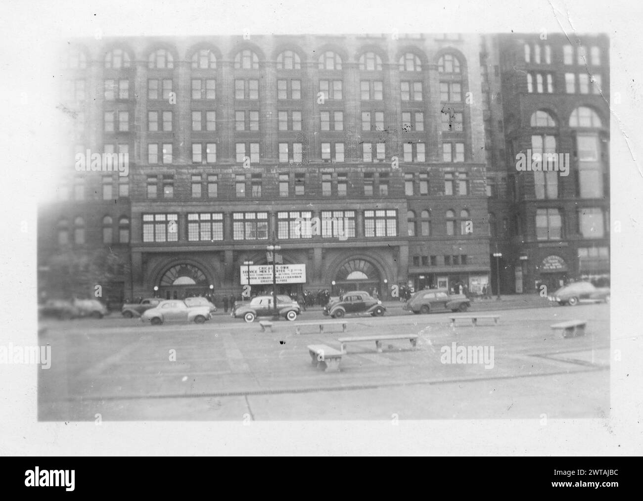 Das Auditorium Building ist ein architektonisches Meisterwerk und ein Zeugnis von Chicagos reicher Geschichte. Dieses von dem berühmten Duo Louis Sullivan und Frank Lloyd Wright geschaffene Wunderwerk mit Akustik von Dankmar Adler erhielt seinen Platz im National Register of Historic Places und als National Historic Landmark (National Historic Landmark) von 1889. Eine zeitlose Mischung aus brillantem Design und musikalischer Präzision, eingebettet auf dem lebhaften Campus der Roosevelt University in South Loop. Stockfoto