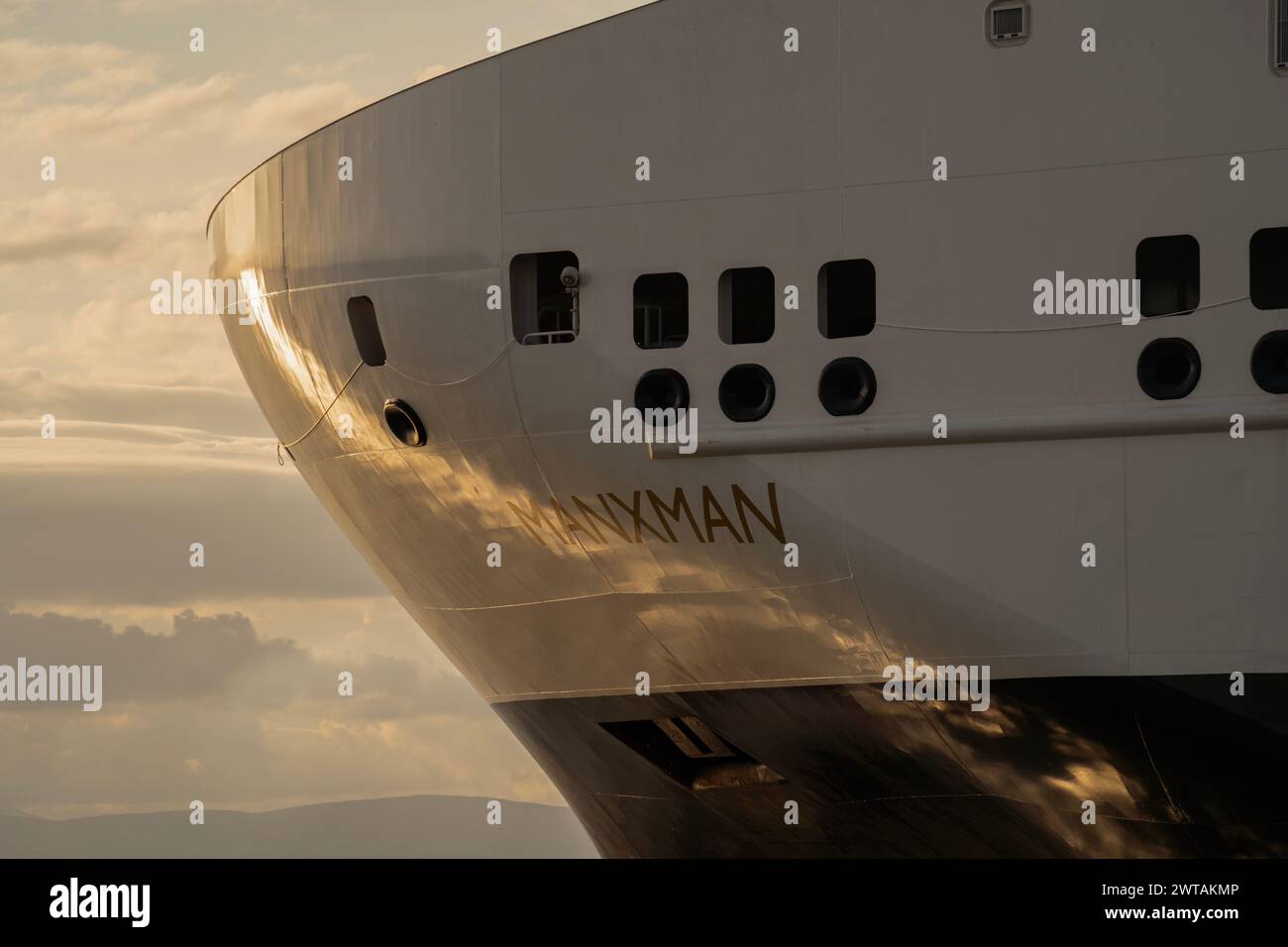 Nahaufnahme des Namens des Schiffes der Isle of man Steam Packet Company Manxman, das Heysham Port, Lancashire, abfährt. Stockfoto