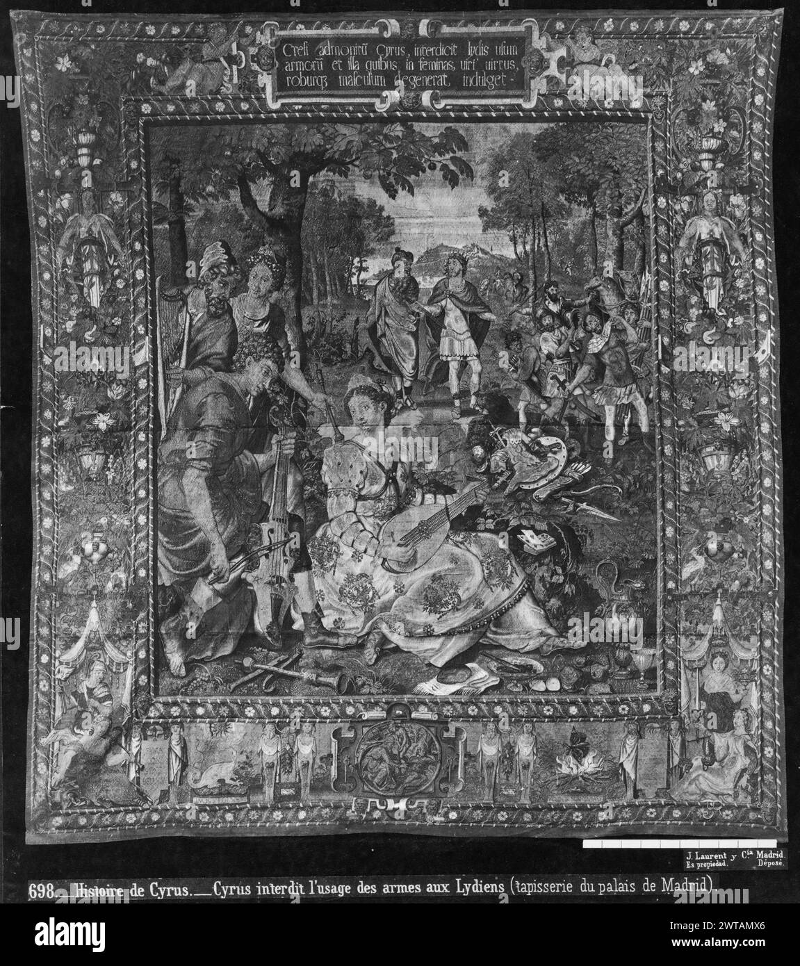 Cyrus verbietet den Lydiern den Gebrauch von Waffen. Coxie, Michiel (der ältere) (Niederländisch (vor 1600) - Flandern, 1499-1592) (entworfen nach, ATR.) [Maler] Tiegen, Jan van (Niederländisch (vor 1600) - Flandern, ACT.1550) (Werkstatt) [Weber] Leyniers, Nikolaus (Niederländisch (vor 1600) - Flandern, ACT.1570) (Werkstatt) [Weber] ca. 1550 Gobelin Abmessungen: H 430 x B 395 cm Gobelin Materialien/Techniken: Wolle; Seide; Metallfaden (Gold); Metallfaden (Silber) Kultur: Flämisches Weberzentrum: Brüsseler: Geschichte: Besitz: Brüsseler Bestandsaufnahme von Carlos II (1701-1703). Bestandsaufnahme von Carlos III (1788). Erfinden Stockfoto