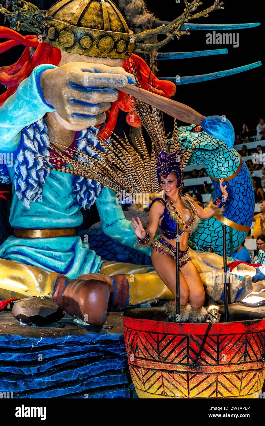 Eine schöne junge Frau, die auf Einem Karnevalswagen im Corsodromo im jährlichen Karneval del Pais sitzt, Gualeguaychu, Provinz Entre Rios, Argentinien. Stockfoto
