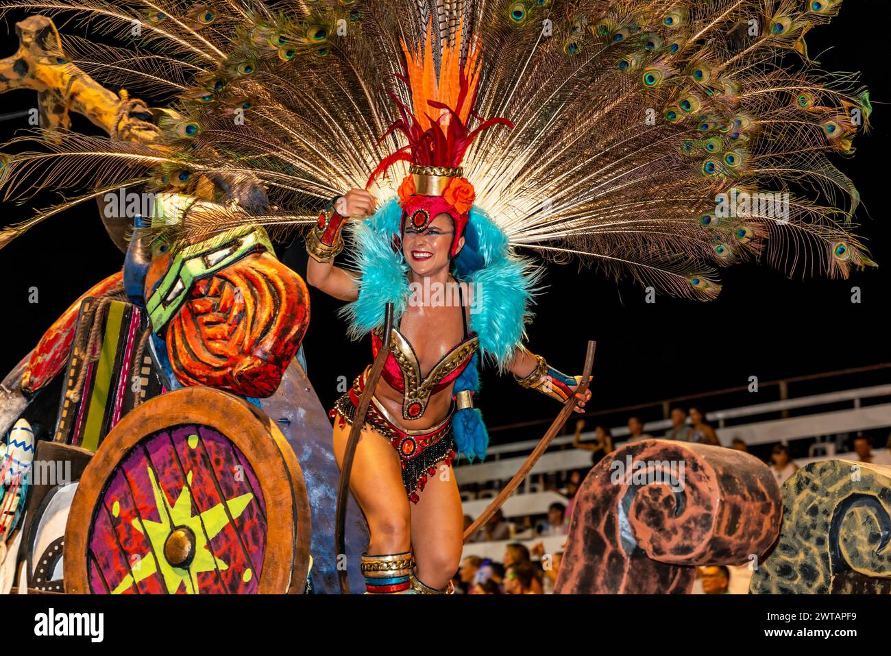 Eine wunderschöne junge Frau tanzt auf Einem Karnevalsschwimmer im Corsodromo im jährlichen Karneval del Pais, Gualeguaychu, Provinz Entre Rios, Argentinien. Stockfoto