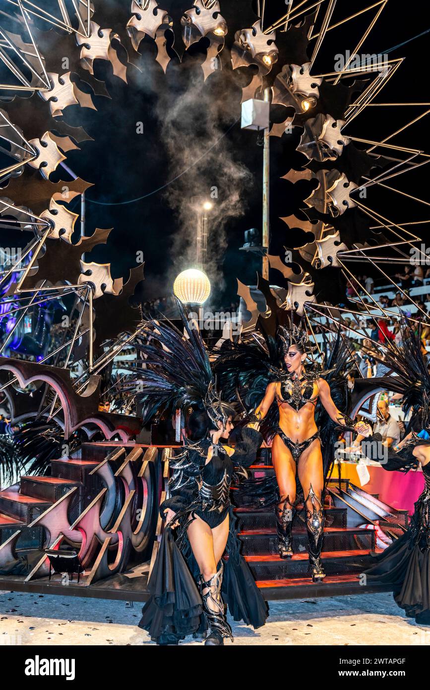 Ein Karnevalsschwimmer mit zwei jungen Menschen in Kostümen im Corsodromo im jährlichen Karneval del Pais, Gualeguaychu, Provinz Entre Rios, Argentinien. Stockfoto