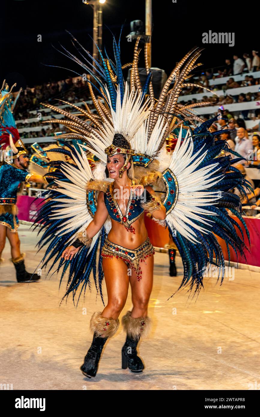 Eine wunderschöne junge argentinische Frau tanzt im Corsodromo während des jährlichen Karnevals del Pais, Gualeguaychu, Provinz Entre Rios, Argentinien. Stockfoto